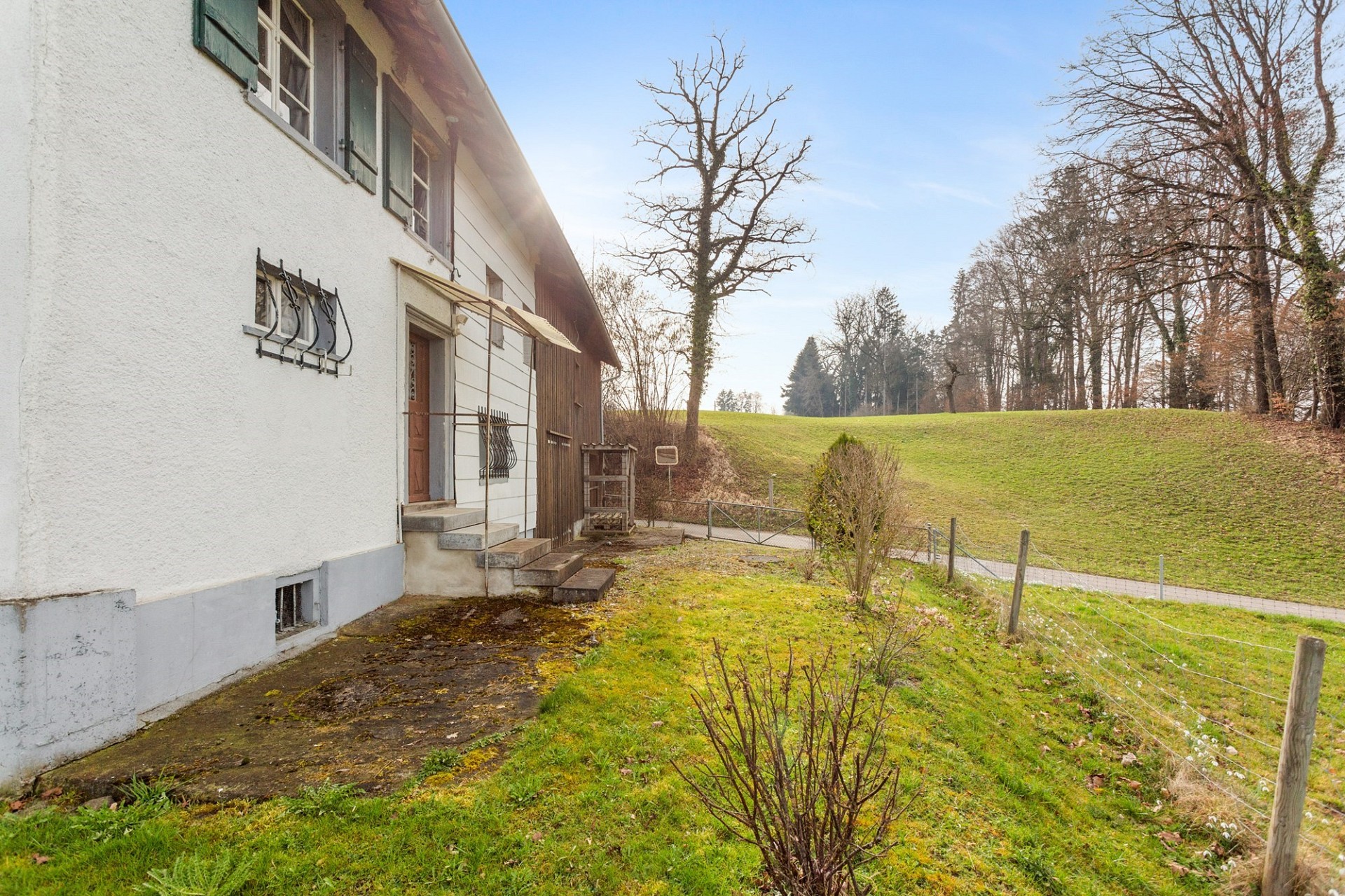 Ländliches Haus mit Gartenblick