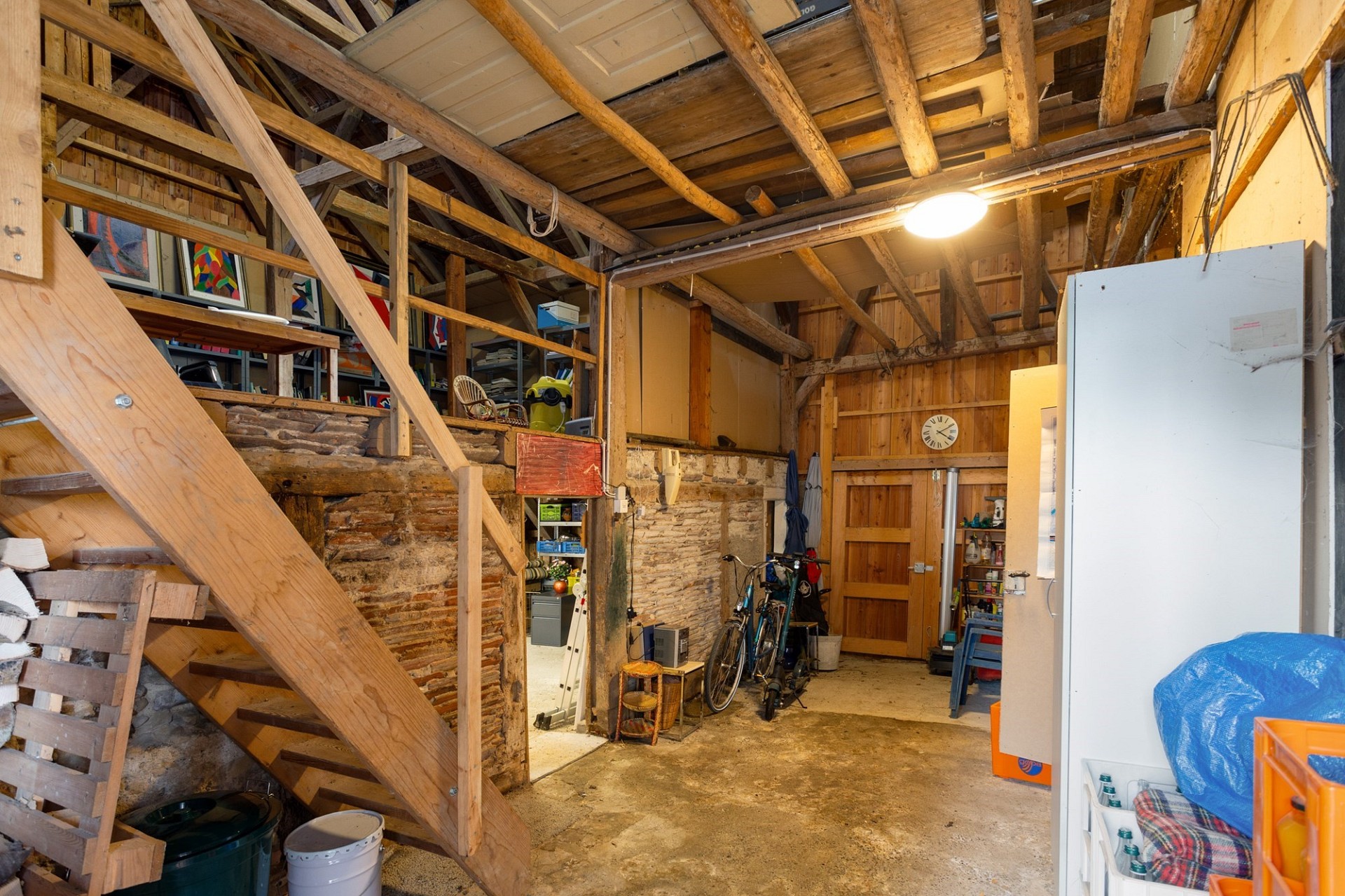 Rustikaler Lagerraum mit Holztreppe