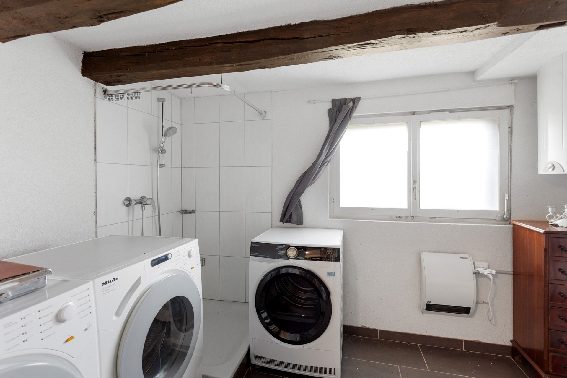 Waschraum mit Dusche und Geräten