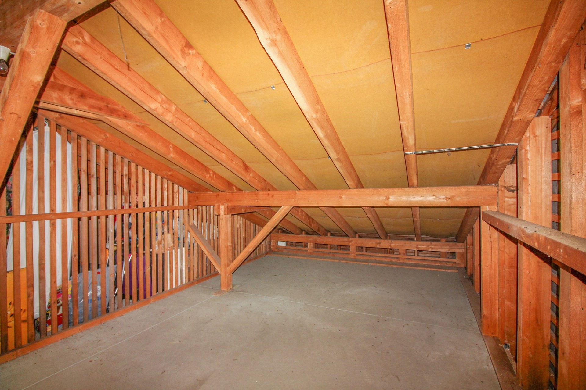 Dachboden mit sichtbarer Holzkonstruktion
