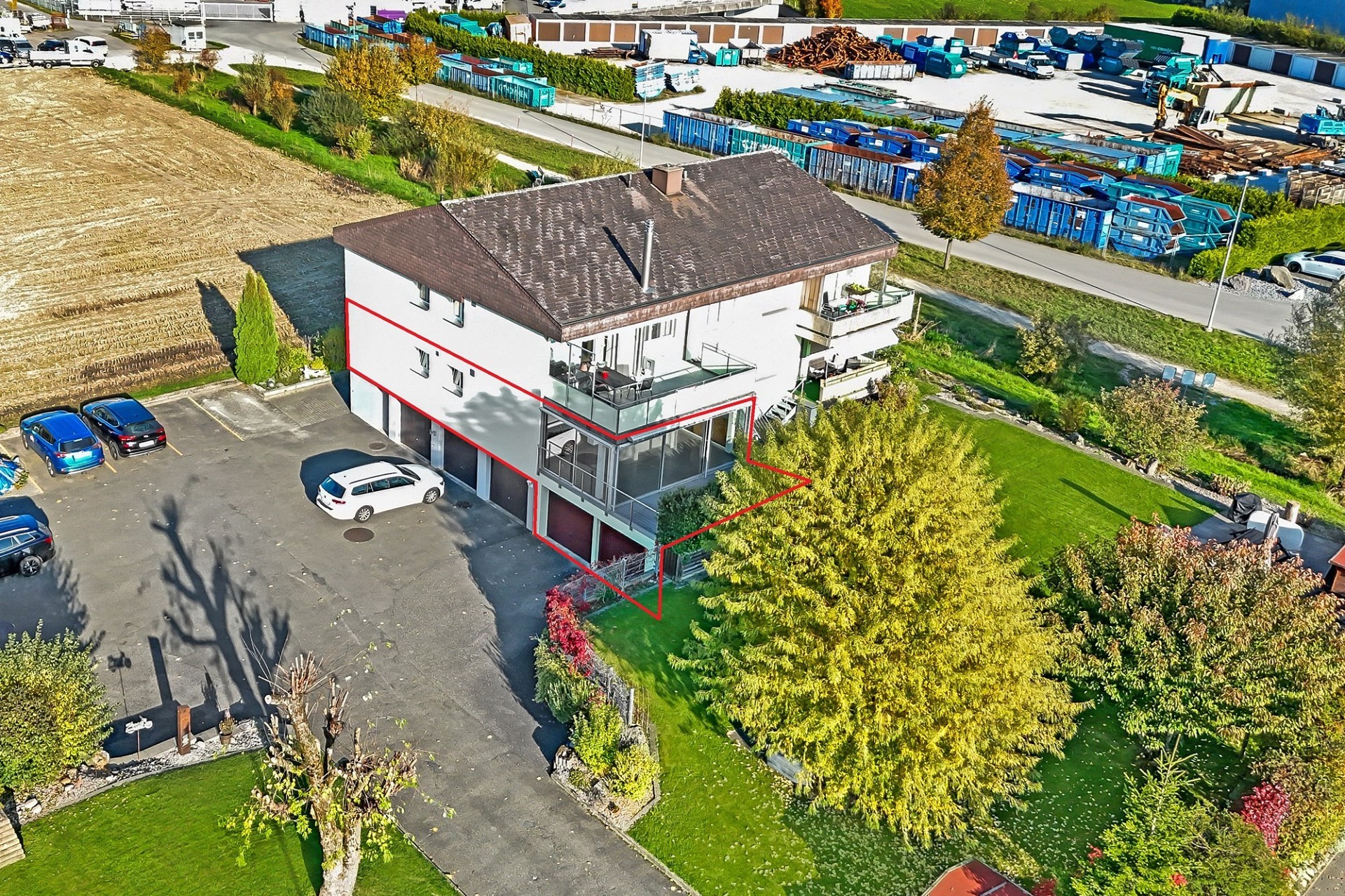 Luftaufnahme eines Wohnhauses mit Garten und Stellplatz