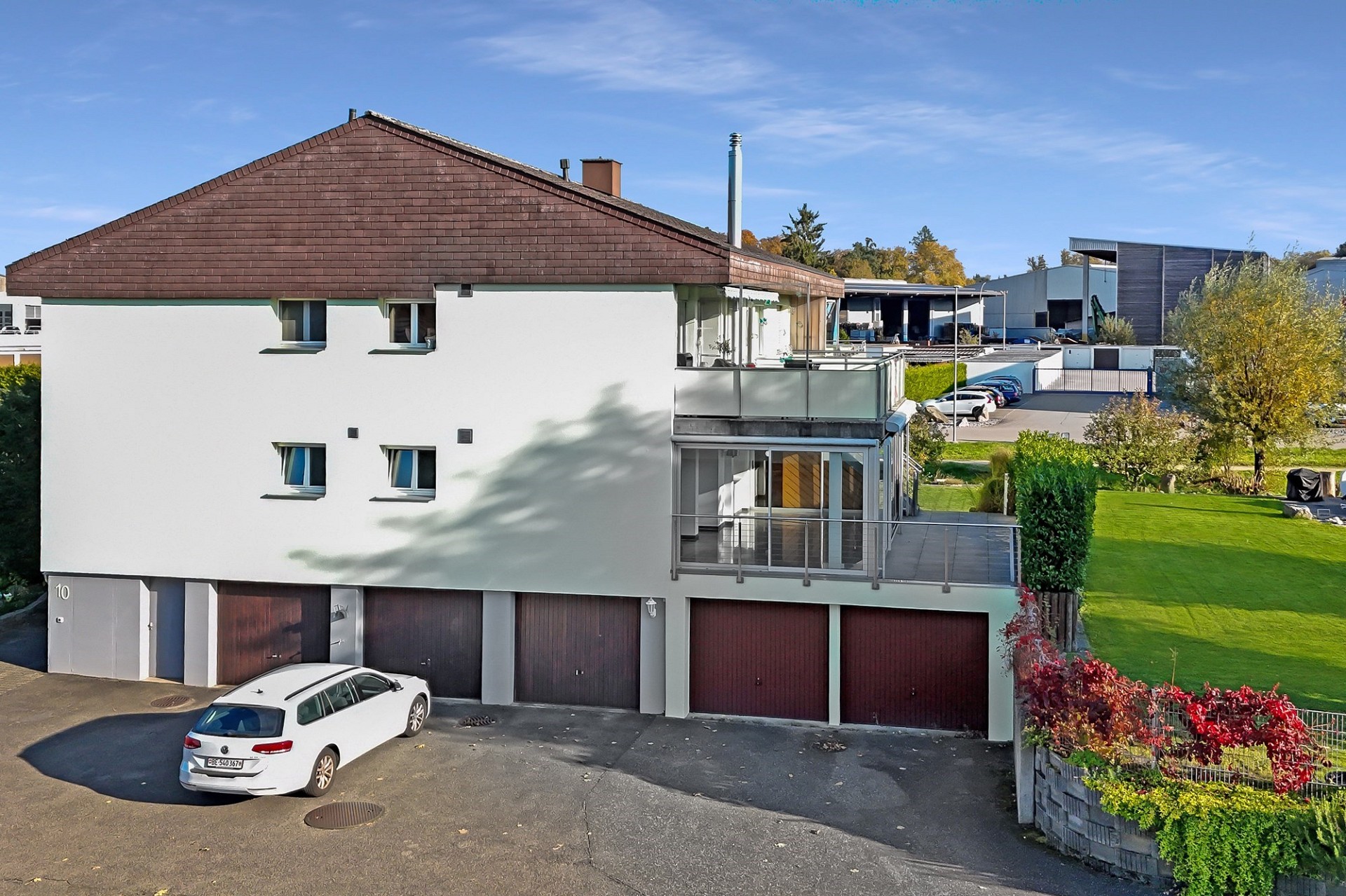 Außenansicht eines Wohnhauses mit Garagen und Balkon