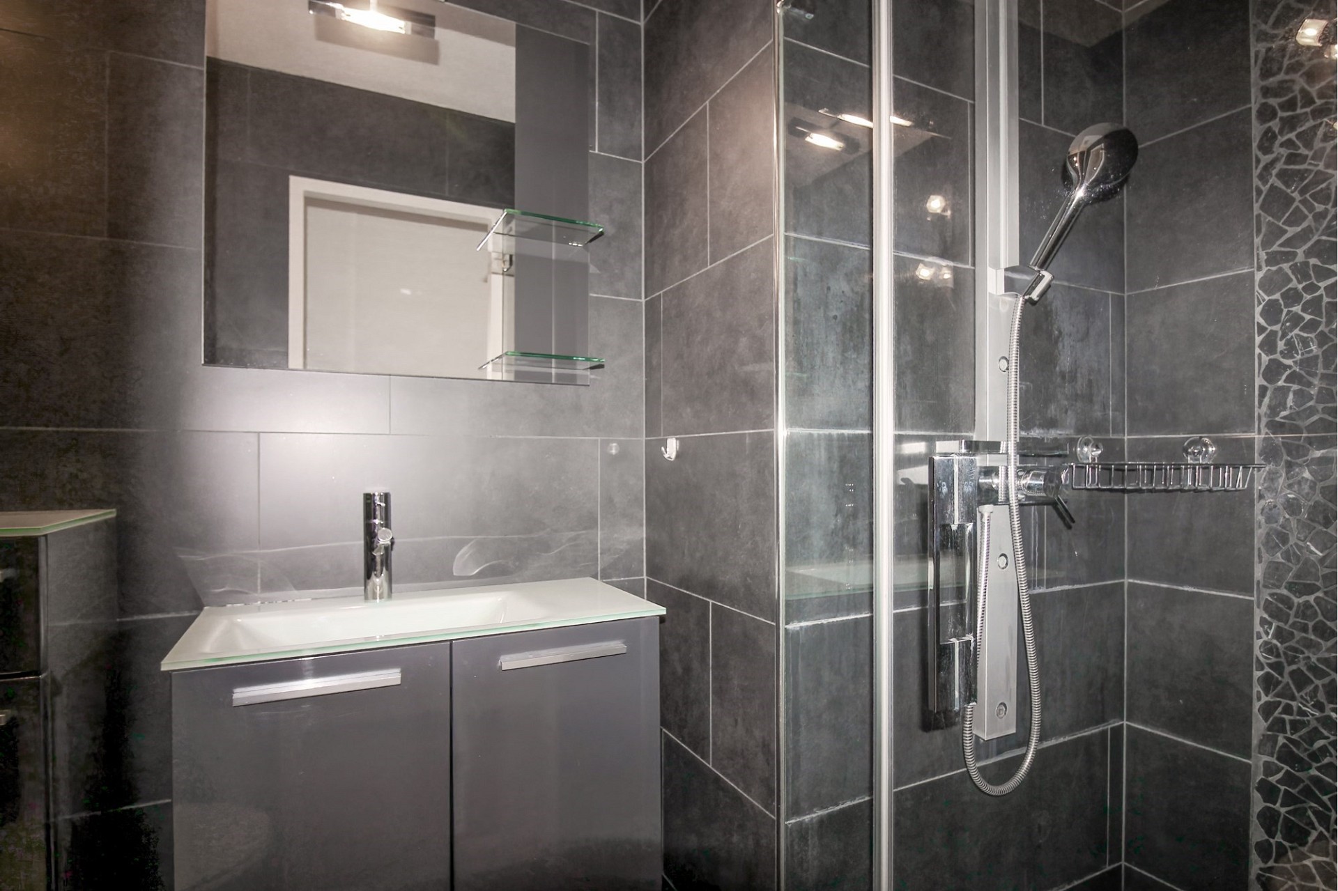 Modernes Badezimmer mit dunkler Duschzone