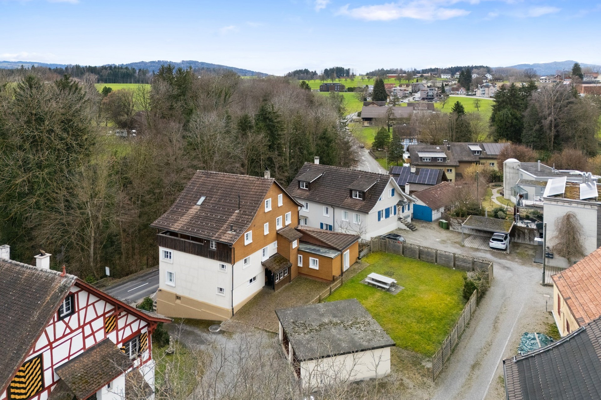 Luftaufnahme eines ländlichen Wohngebiets