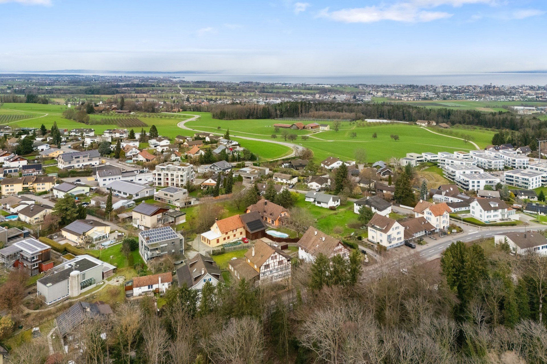 Luftaufnahme eines Wohngebiets am Seeufer
