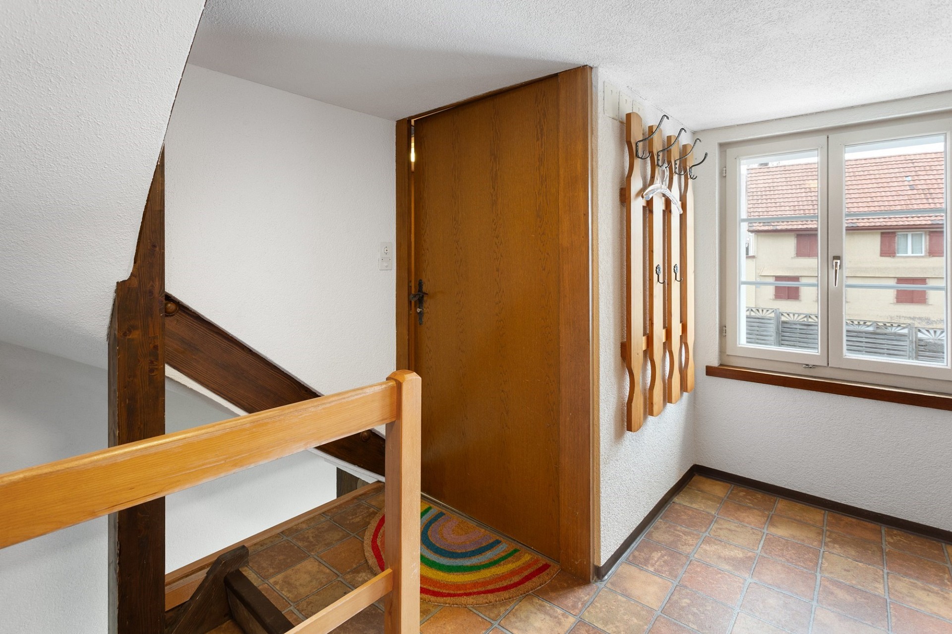 Treppenhaus mit Flur und Fenster