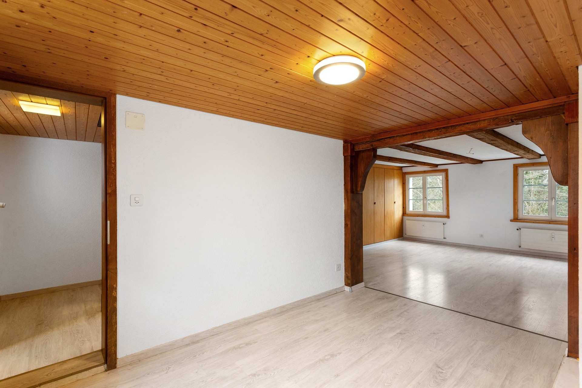 Heller Dachgeschossraum mit Holzdecke