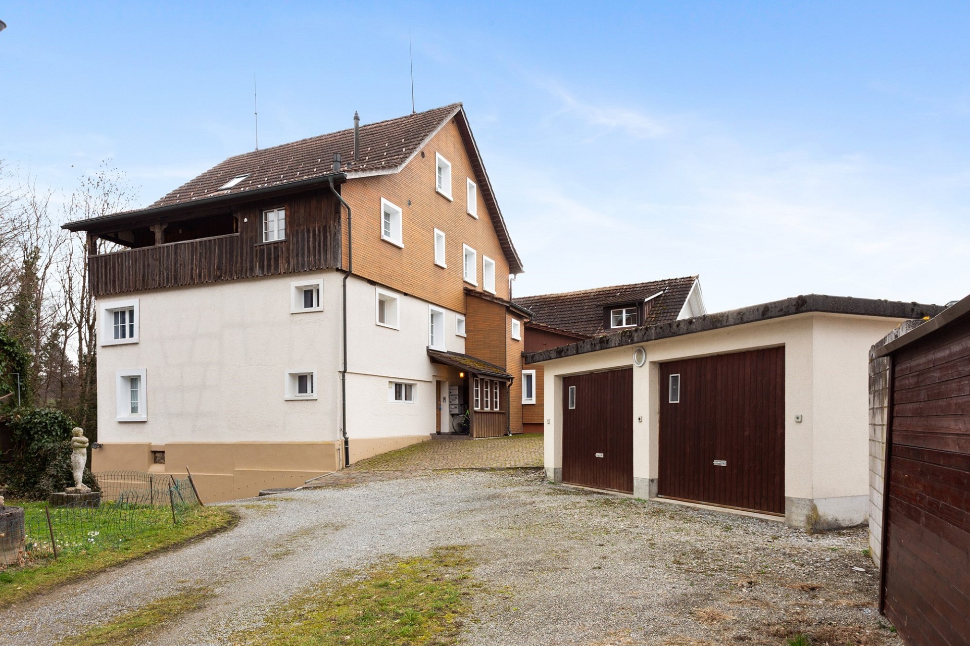 Freistehendes Wohnhaus mit Garagenhof