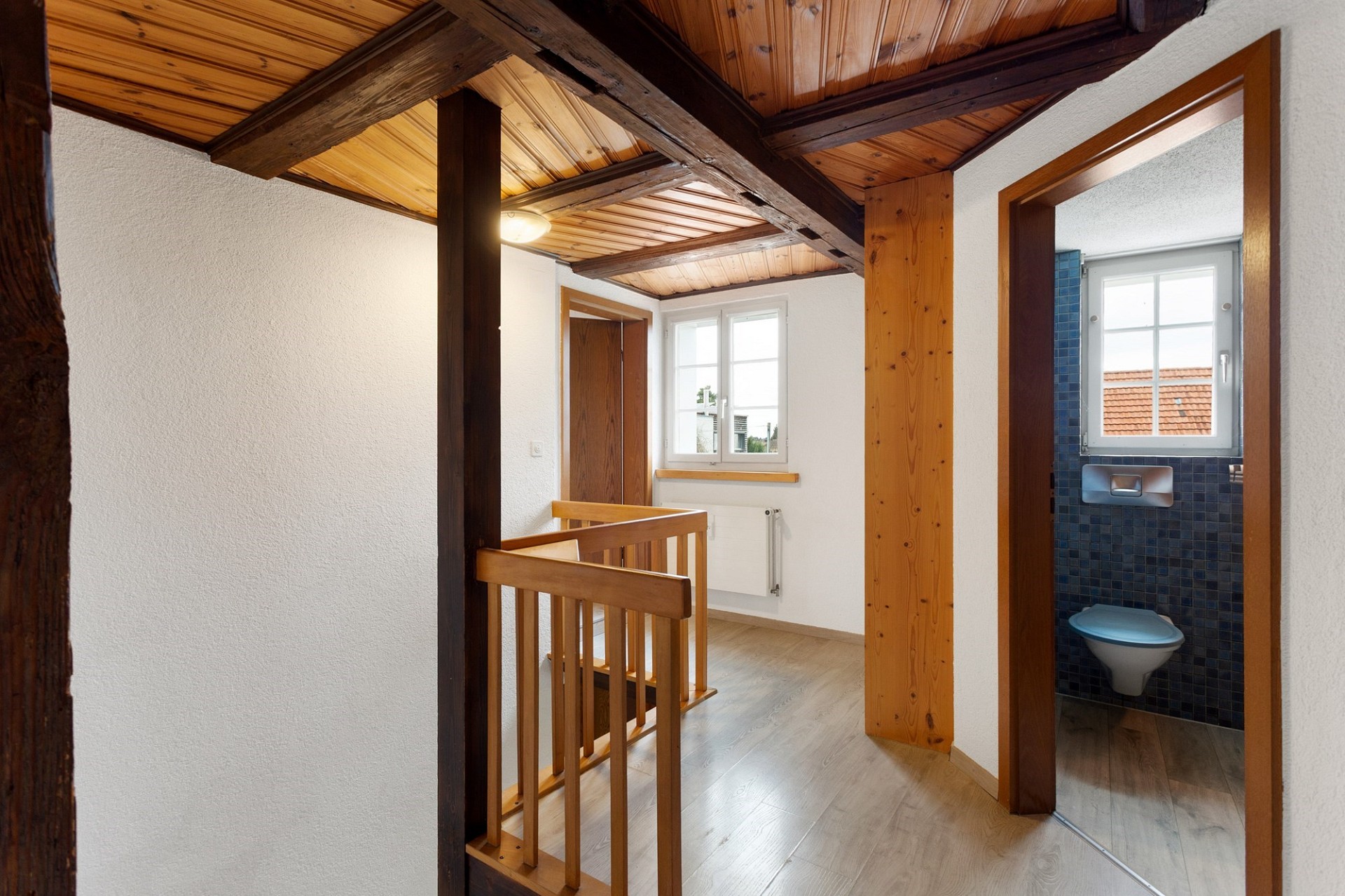 Treppenhaus mit Holzbalken und Gäste-WC