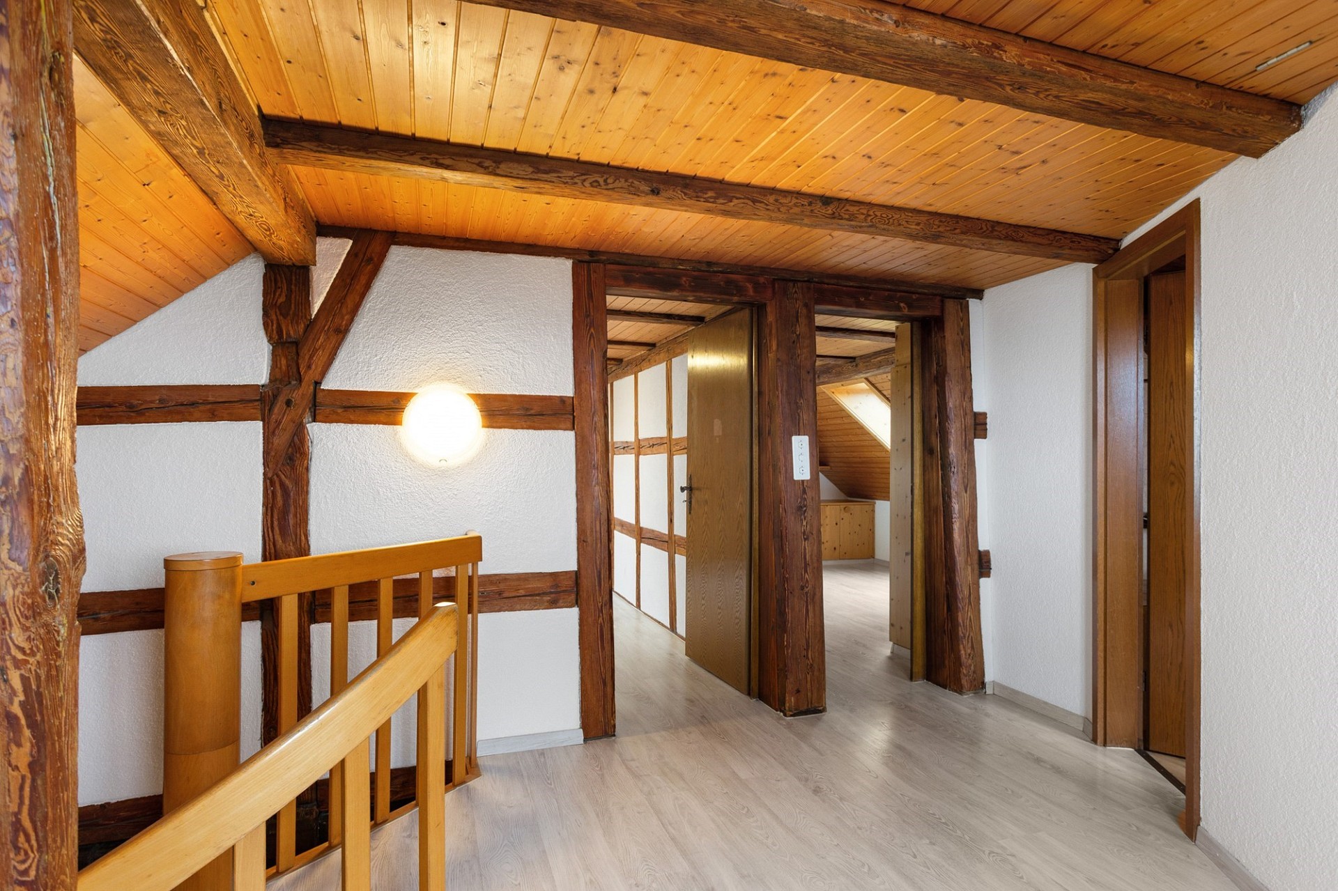 Treppenflur mit Holz- und Balkendecke