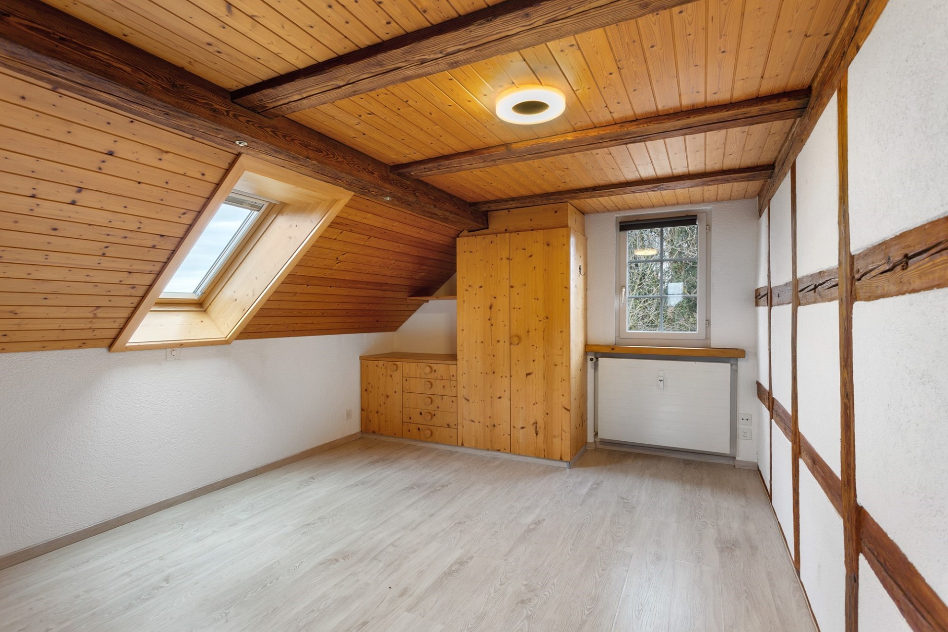 Dachzimmer mit Holzverkleidung