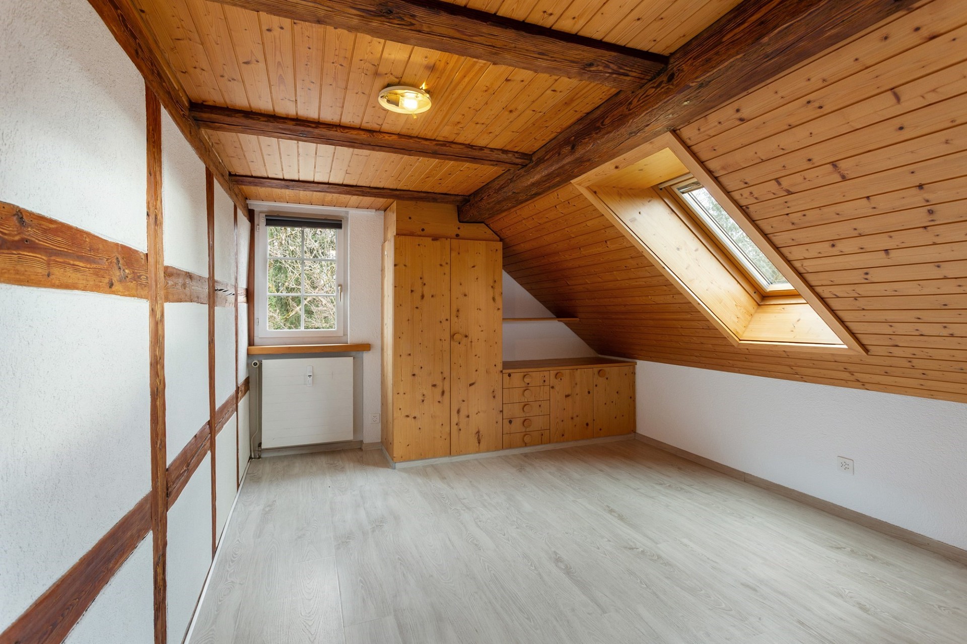 Ausgebauter Dachraum mit Holzvertäfelung