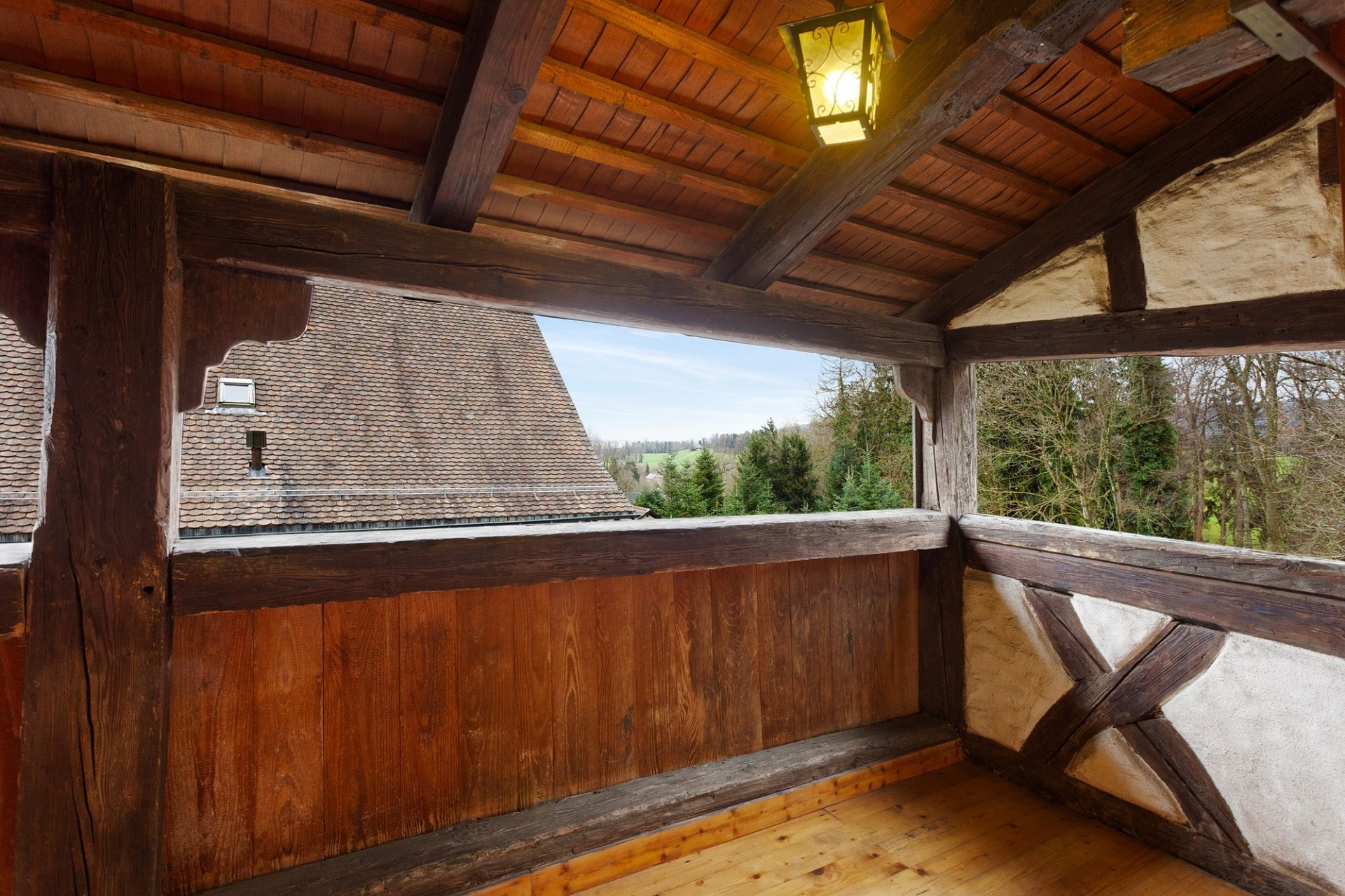 Holzverkleideter Balkon mit Blick ins Grüne