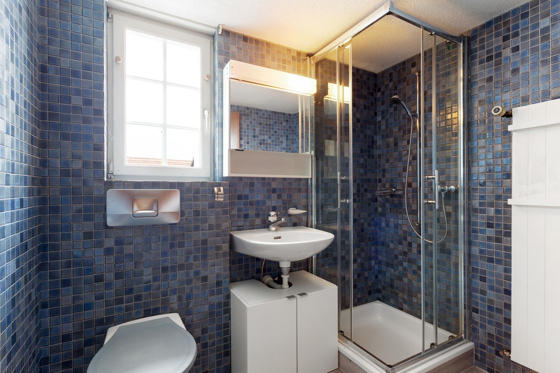 Modernes Bad mit Dusche und Fenster