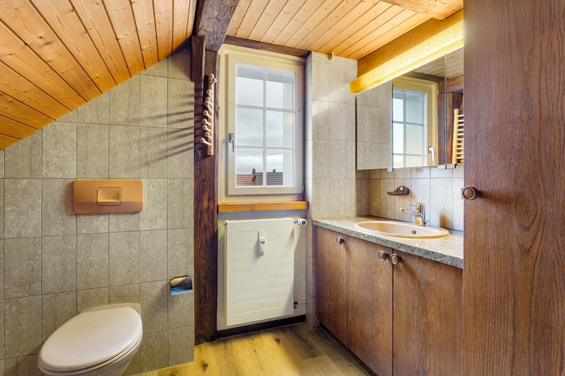 Rustikales Bad mit Holzdecke