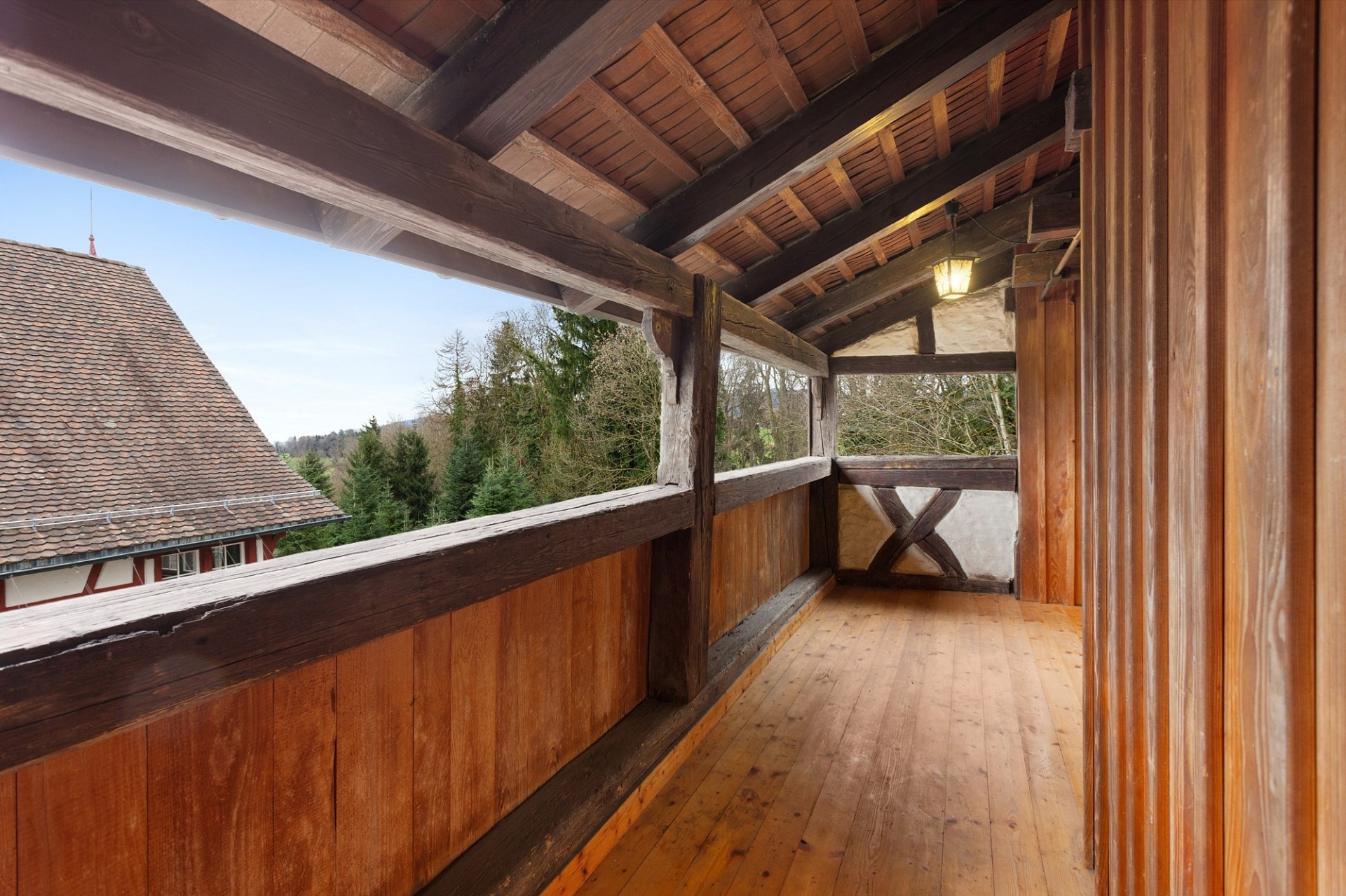 Überdachter Holzbalkon mit Ausblick
