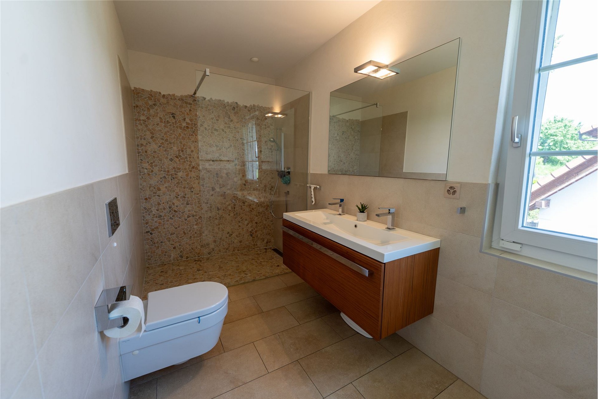 Modernes Badezimmer mit Dusche und Waschtisch