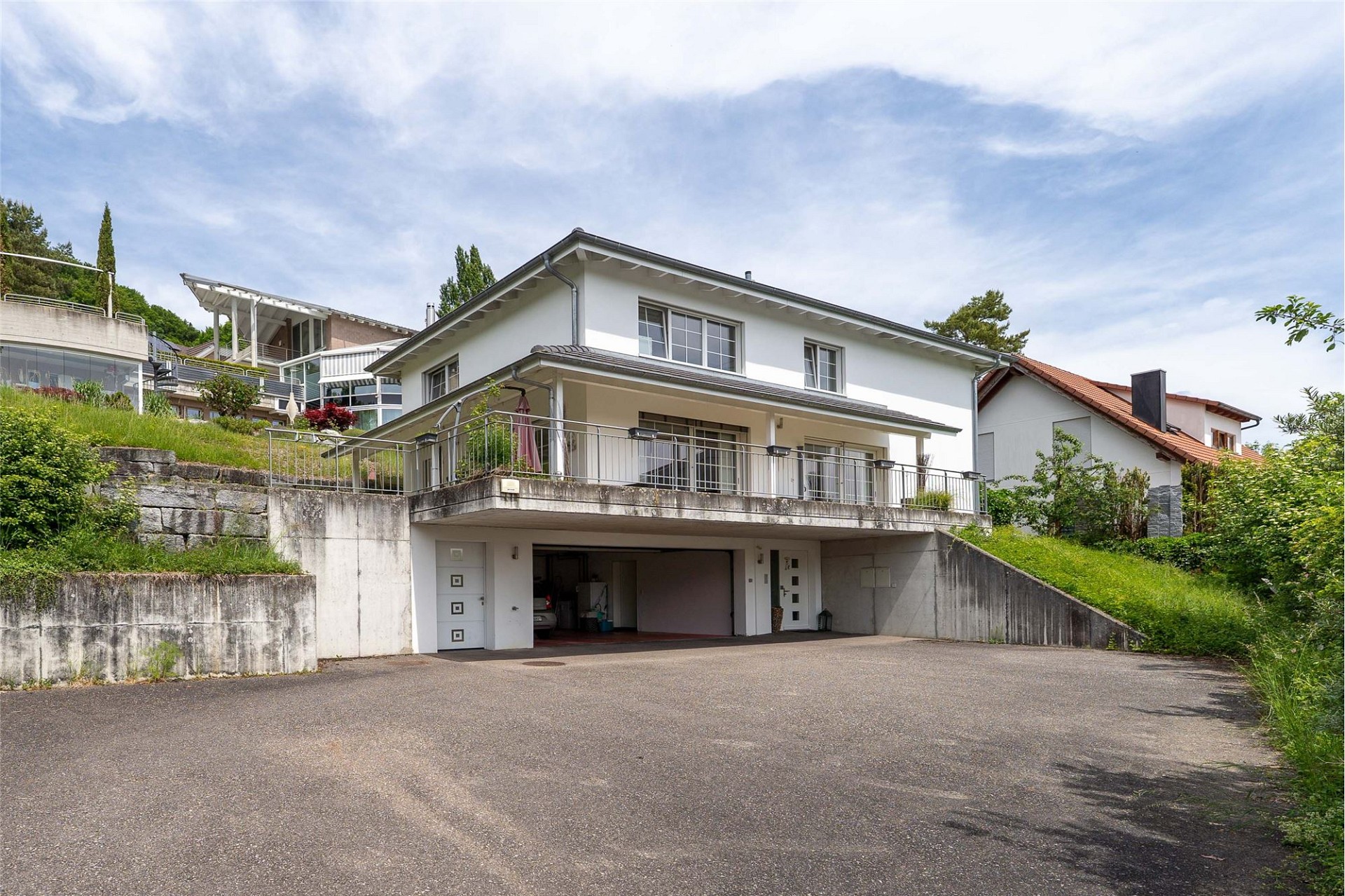 Modernes Einfamilienhaus mit Garagenebene und Hanglage
