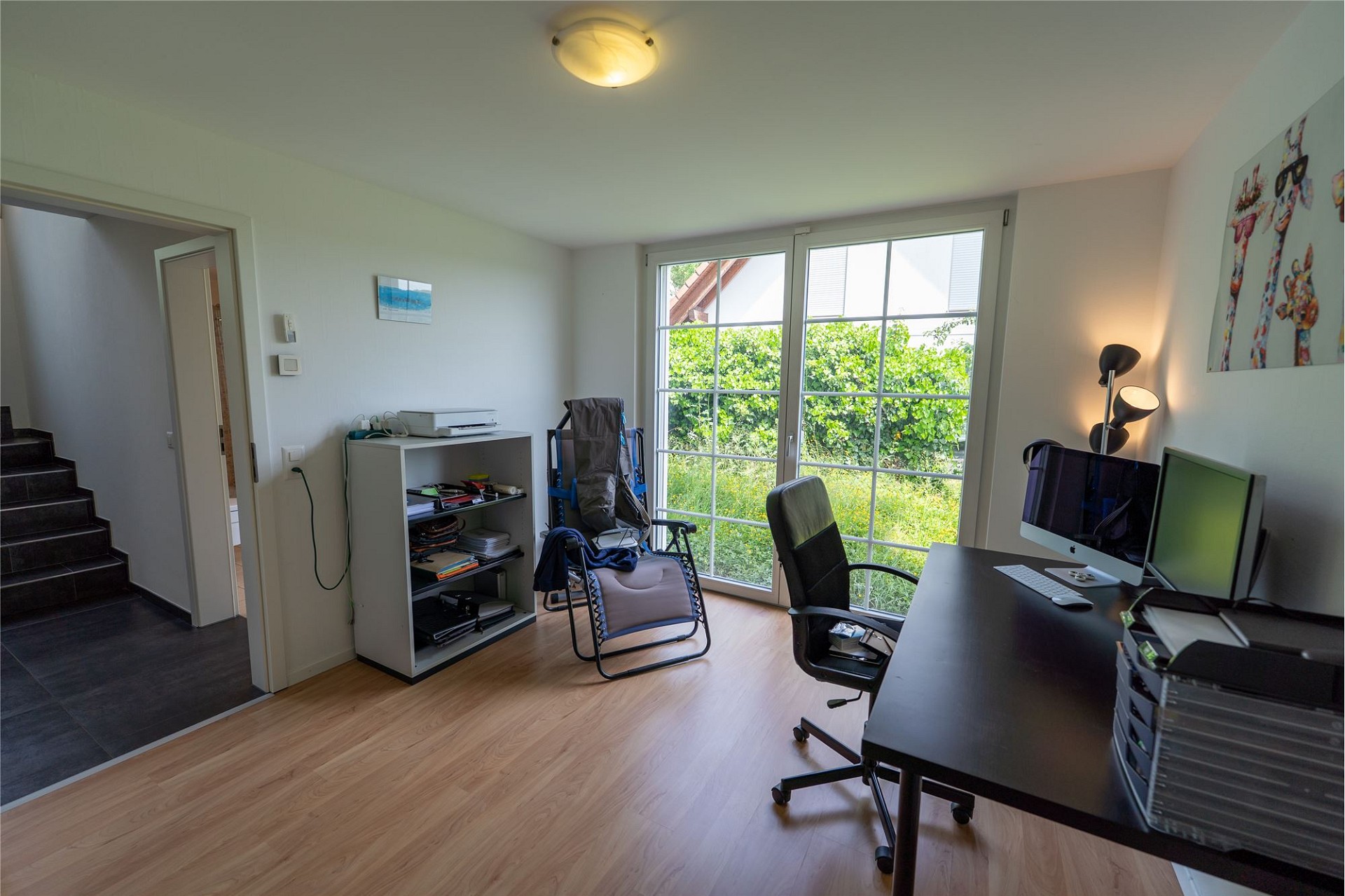Helles Arbeitszimmer mit Gartenblick