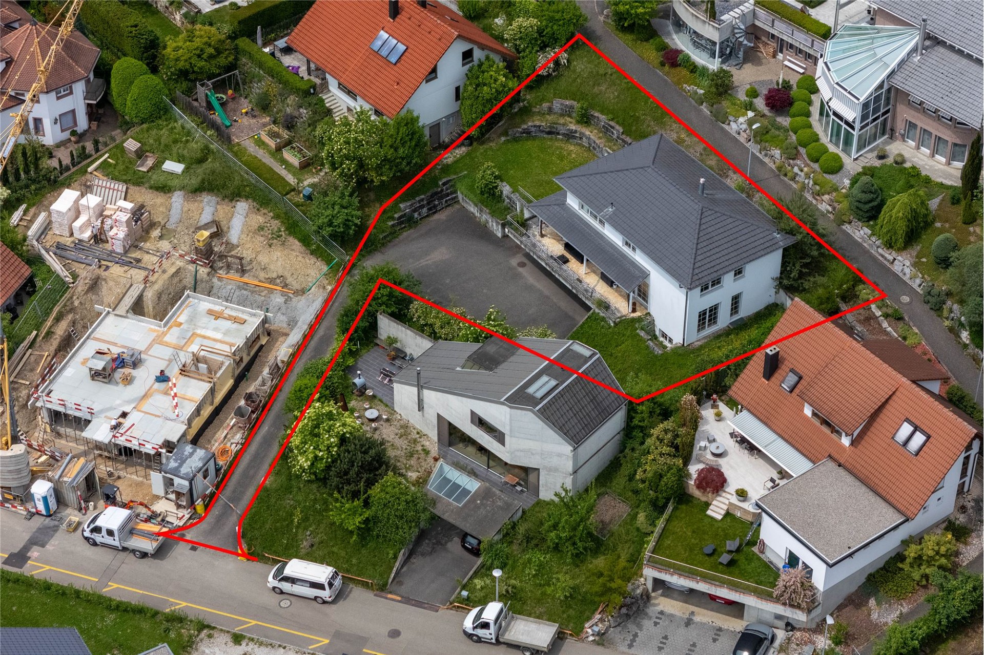 Luftaufnahme eines Wohnquartiers mit markiertem Grundstück