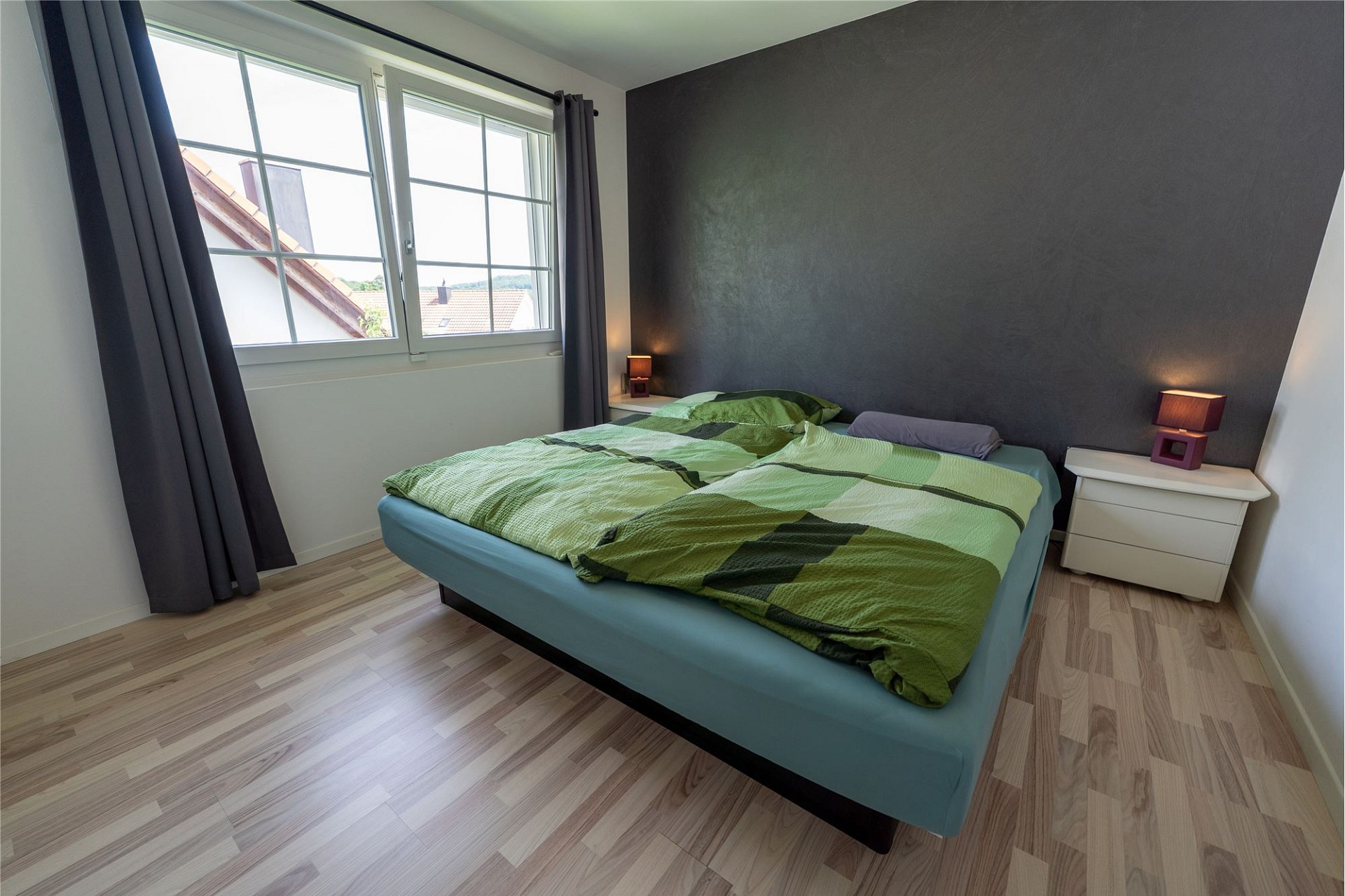 Modernes Schlafzimmer mit Doppelbett