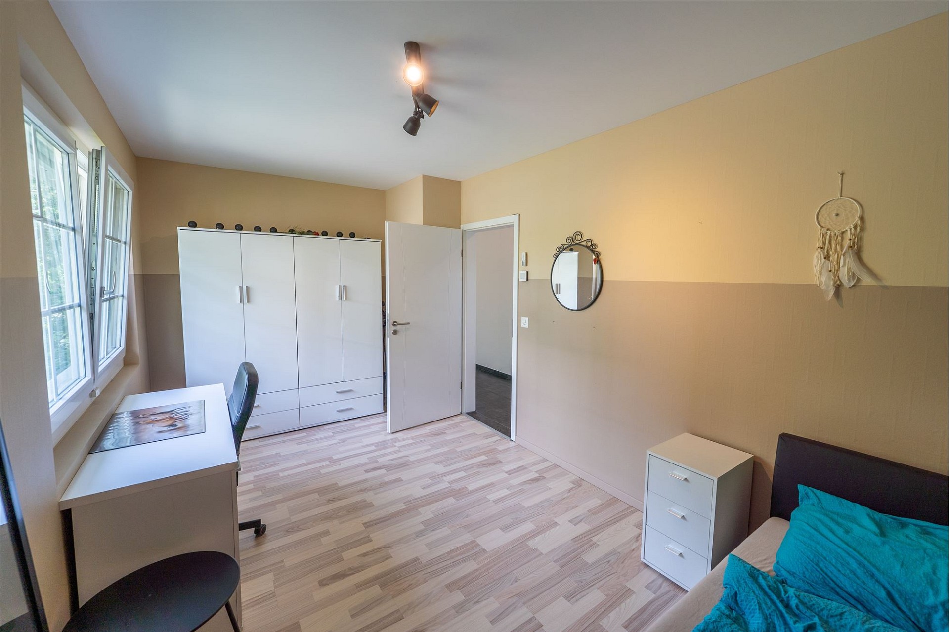 Helles Schlafzimmer mit Arbeitsbereich