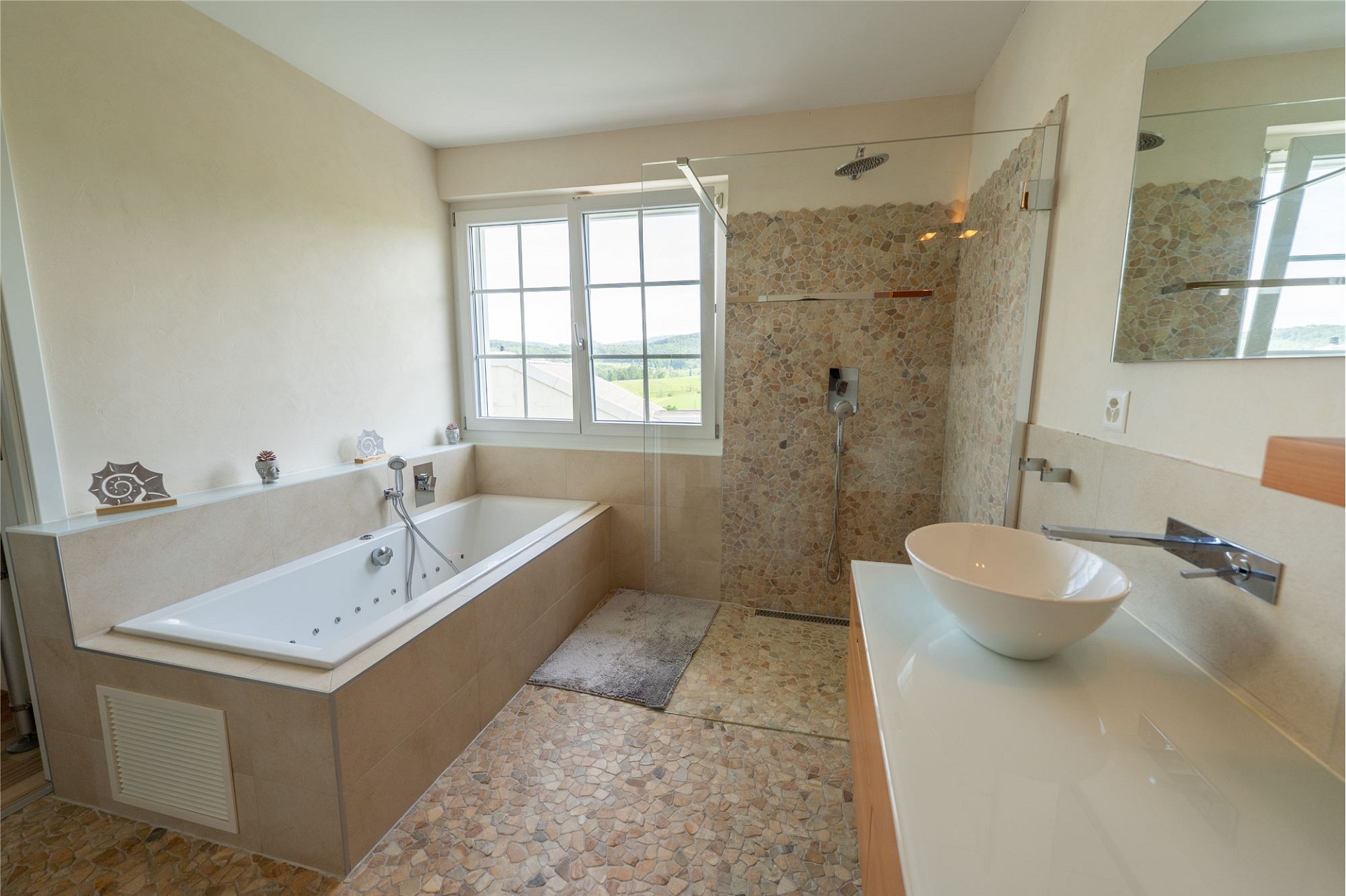 Helles Badezimmer mit Badewanne, Walk-in-Dusche und Waschtisch