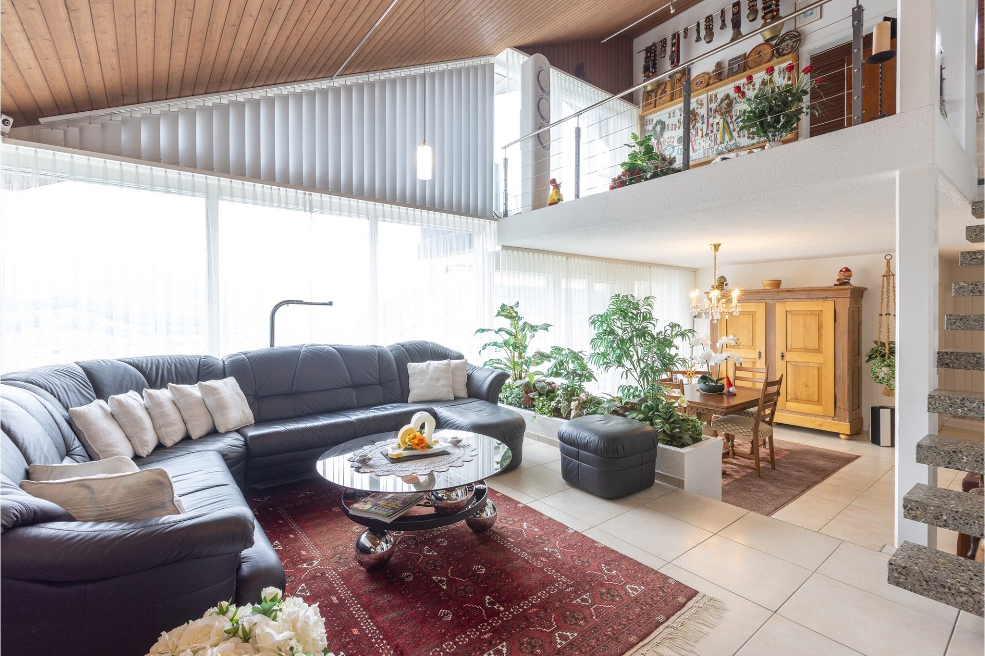 Großzügiges Wohnzimmer mit Galerie und Essbereich