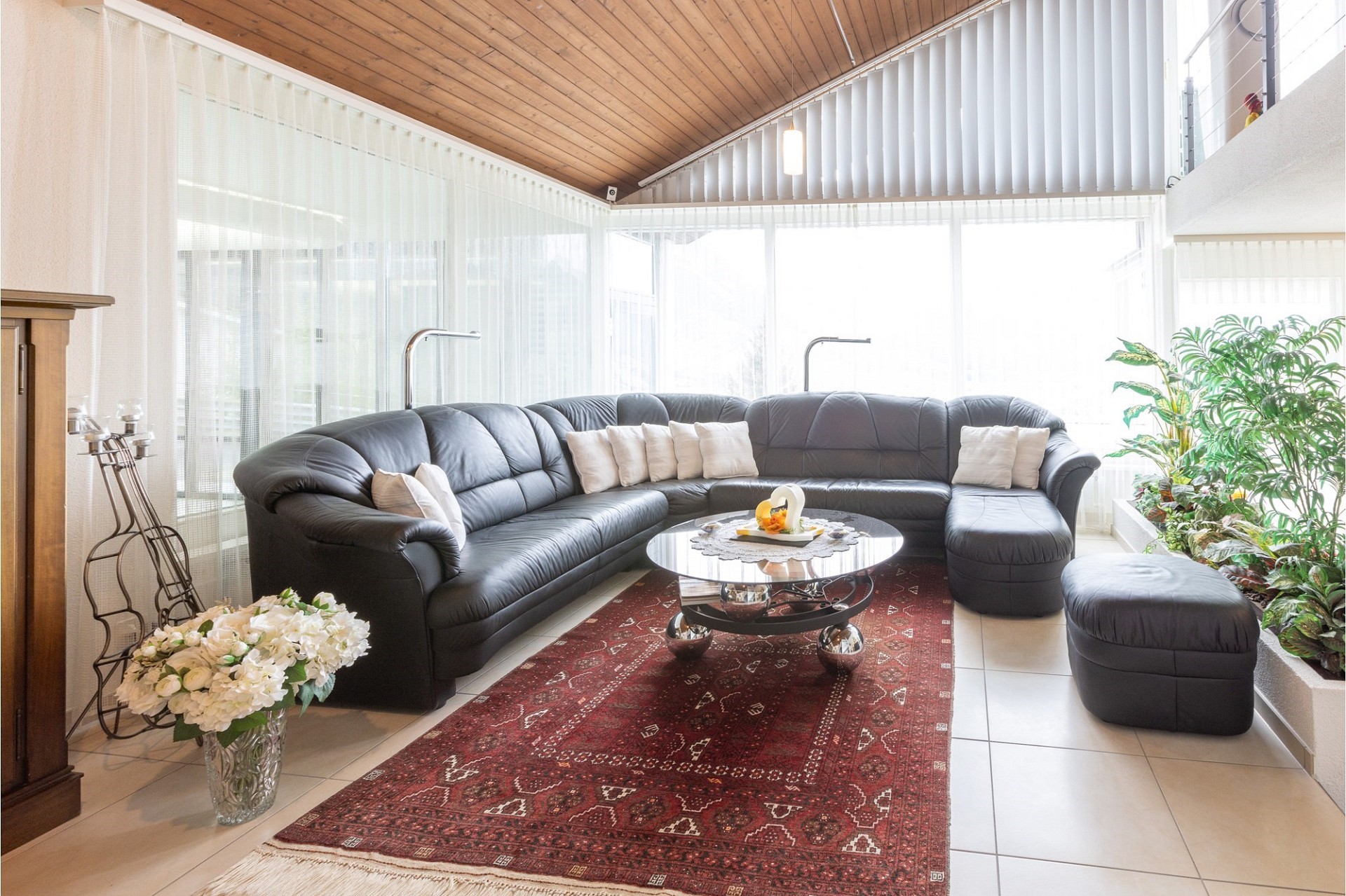 Heller Wintergarten-Wohnbereich mit Ecksofa