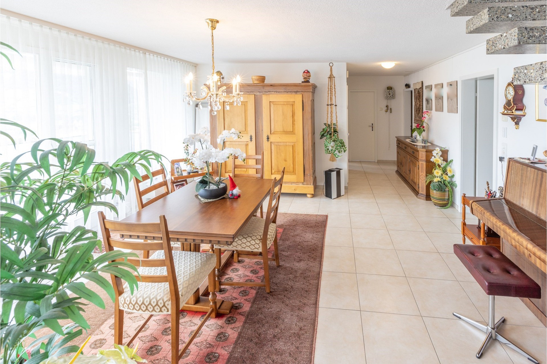 Helles Esszimmer mit antikem Holzmobiliar