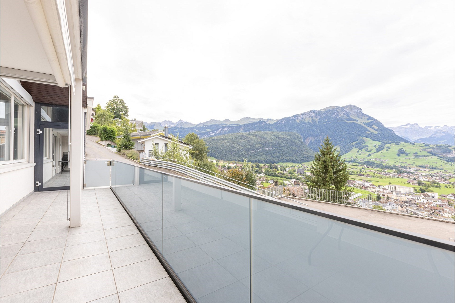 Balkon mit Bergpanorama
