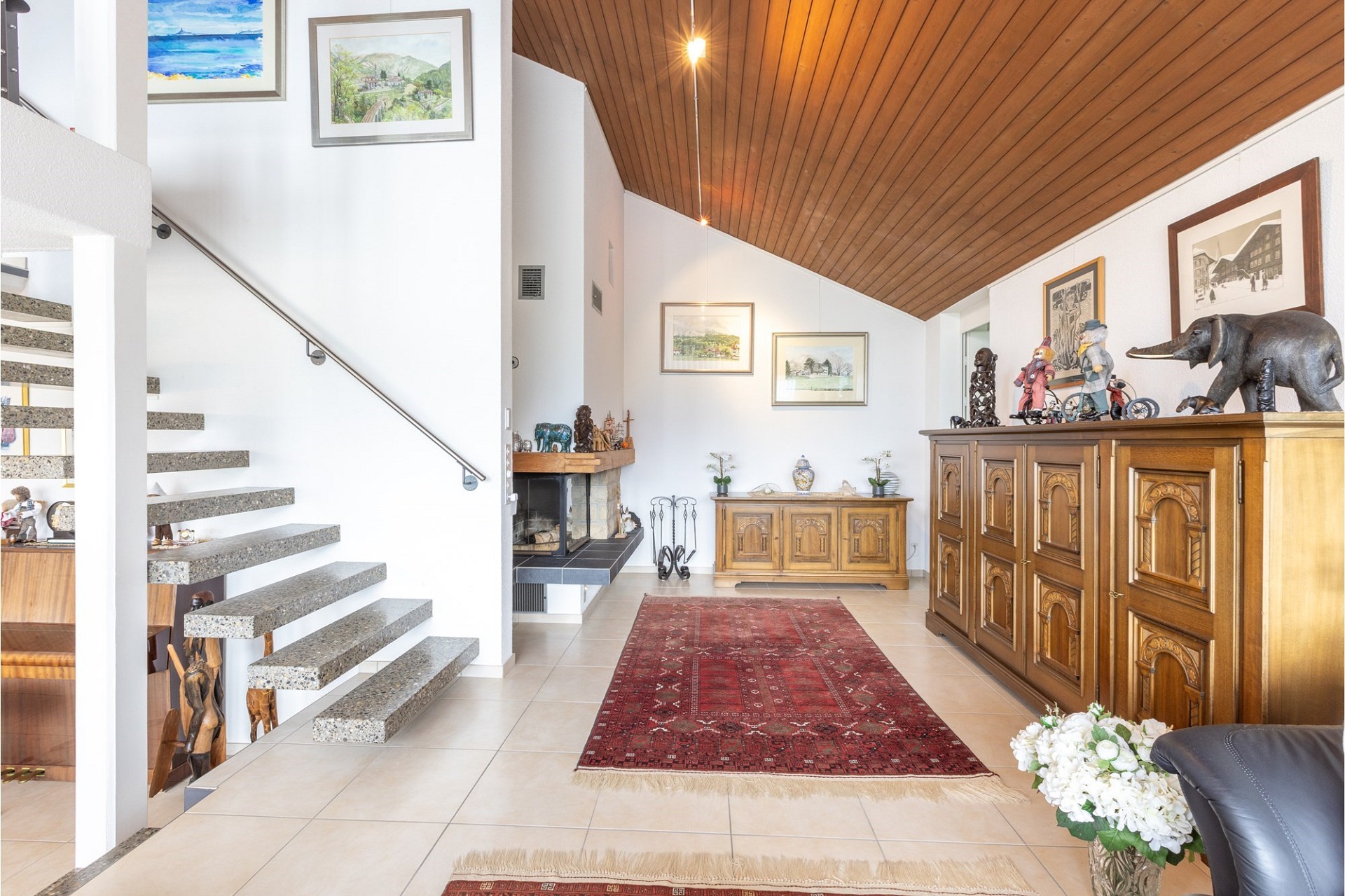 Offener Eingangsbereich mit Treppe und Kamin