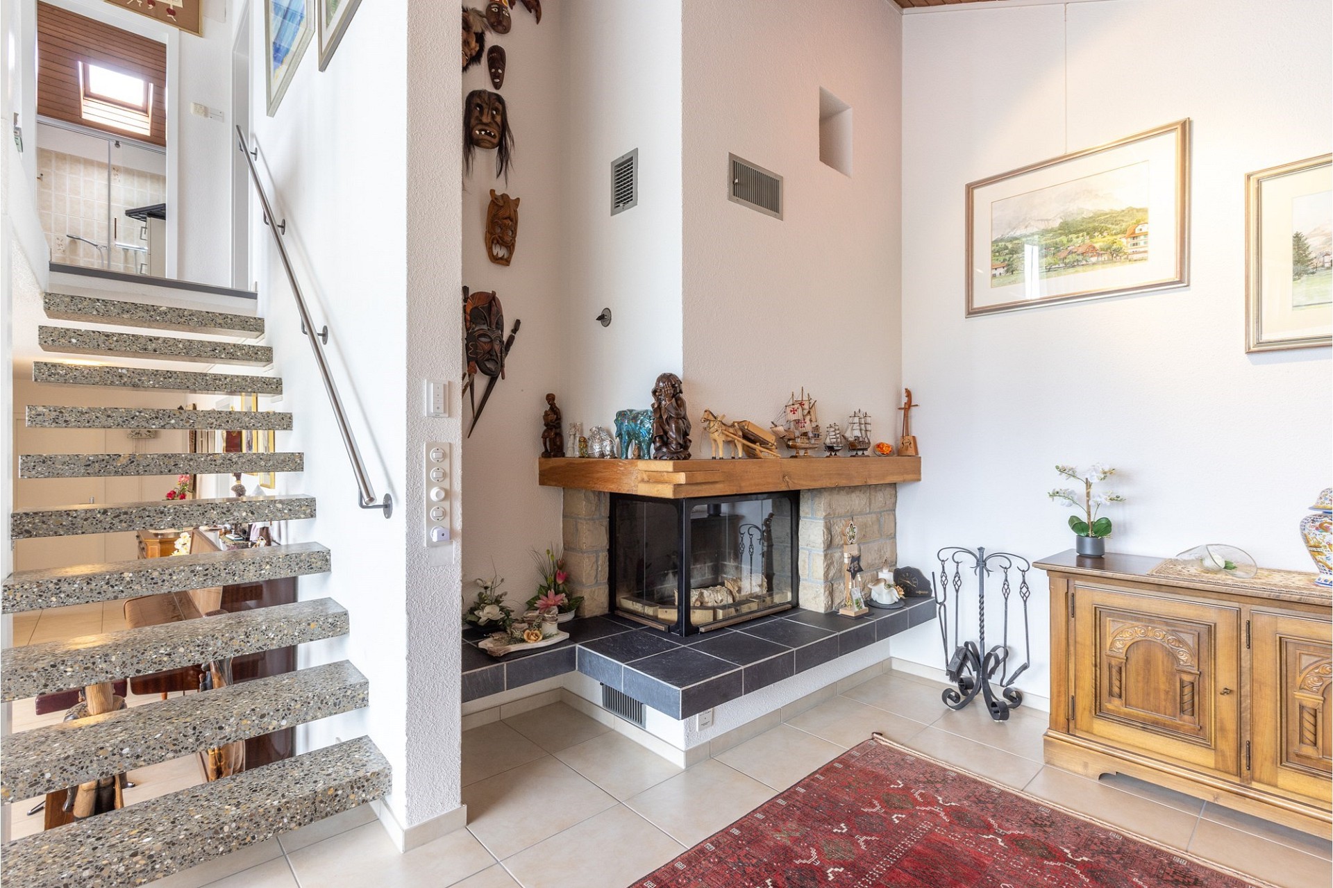 Heller Wohnbereich mit Treppe und Kamin