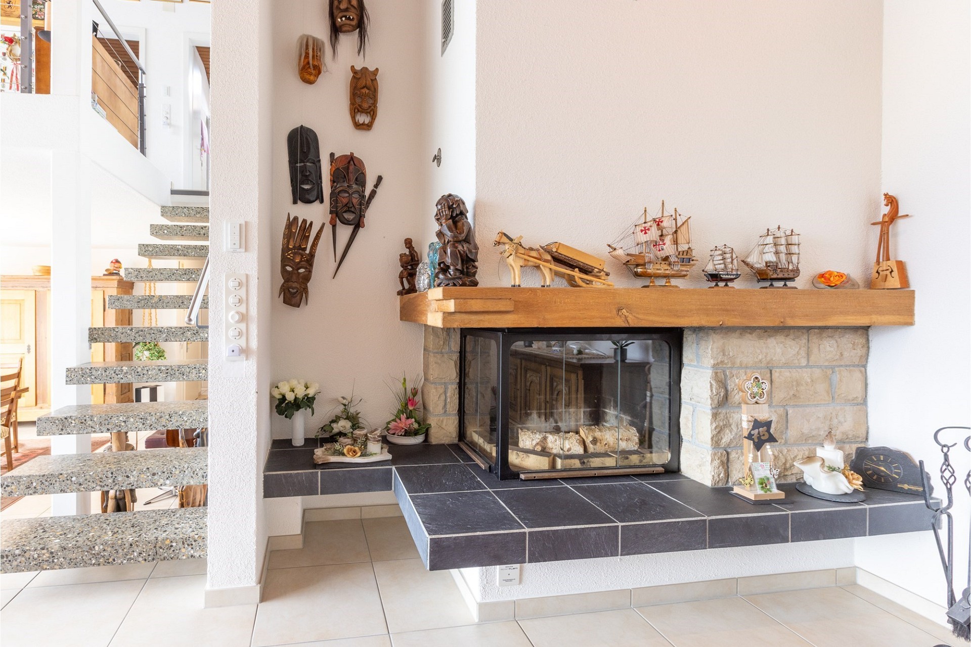 Wohnbereich mit Kamin und Treppe