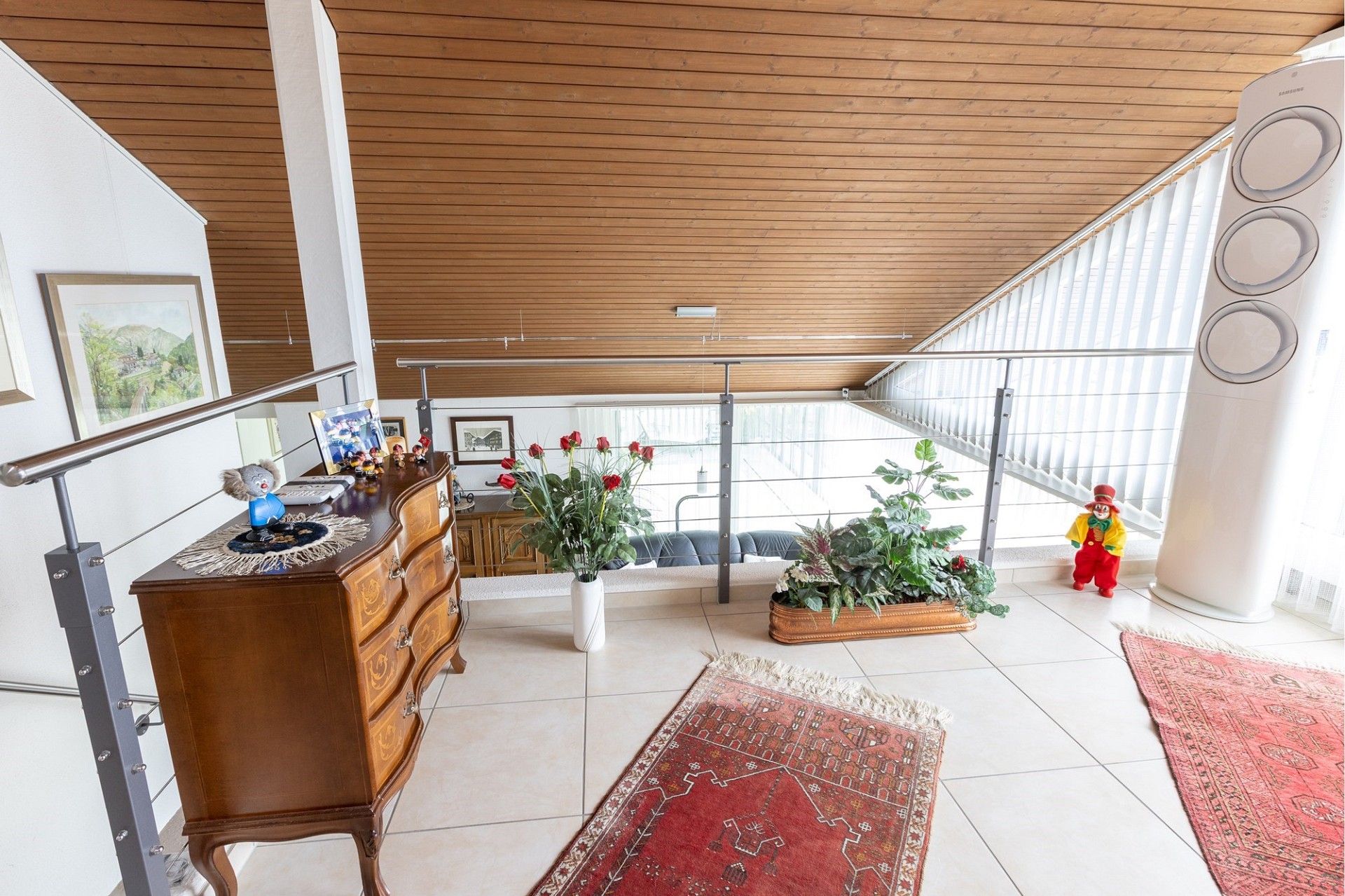 Heller Wohnflur mit Galerie und Holzdecke