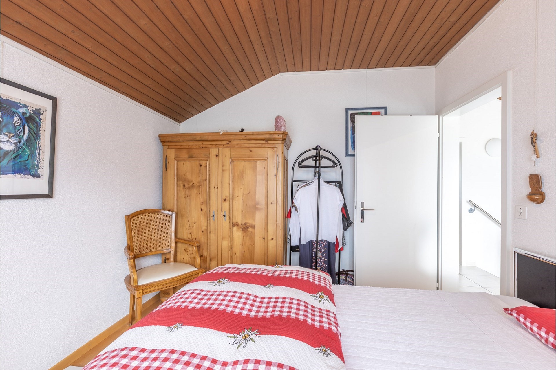 Gemütliches Schlafzimmer mit Holzdecke
