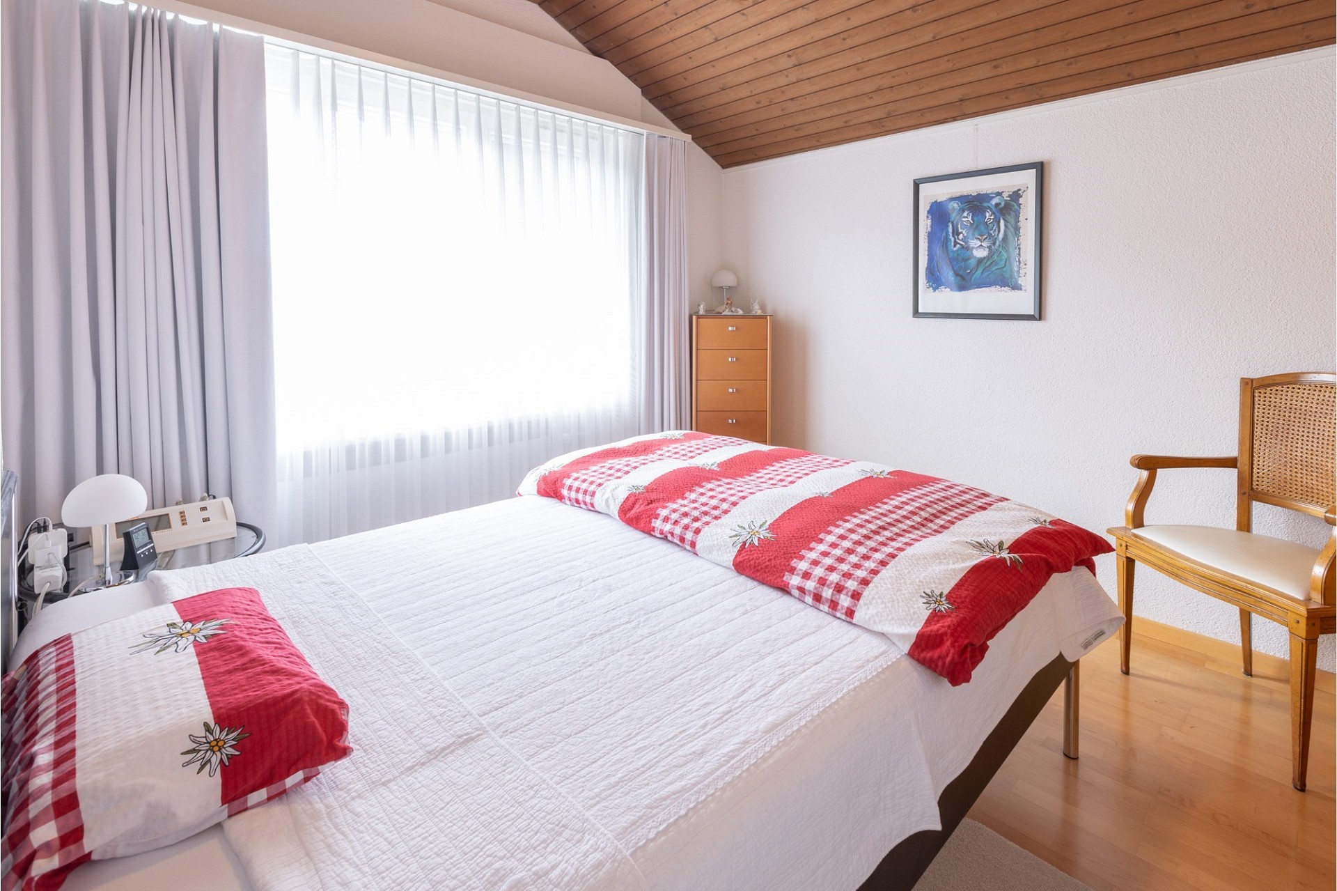 Helles Schlafzimmer mit Dachschräge