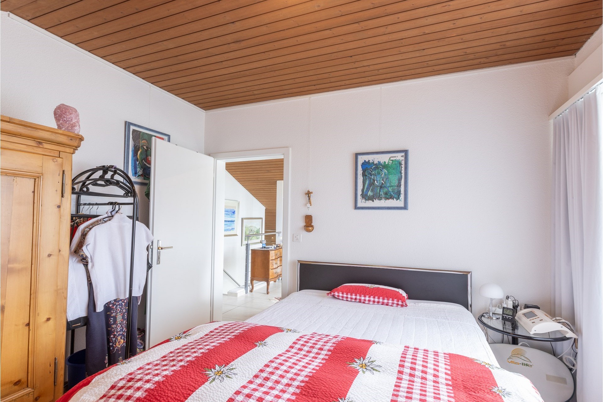 Gemütliches Schlafzimmer mit Holzdecke