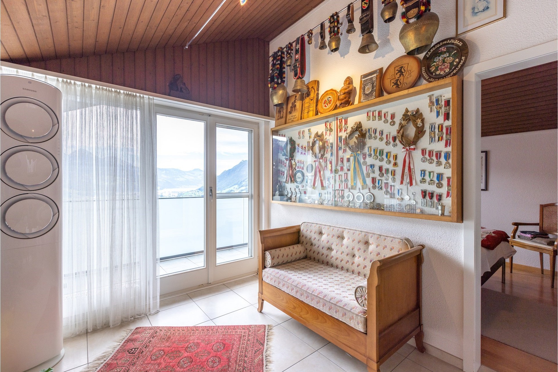Heller Wohnraum mit Balkonblick und Wandvitrine