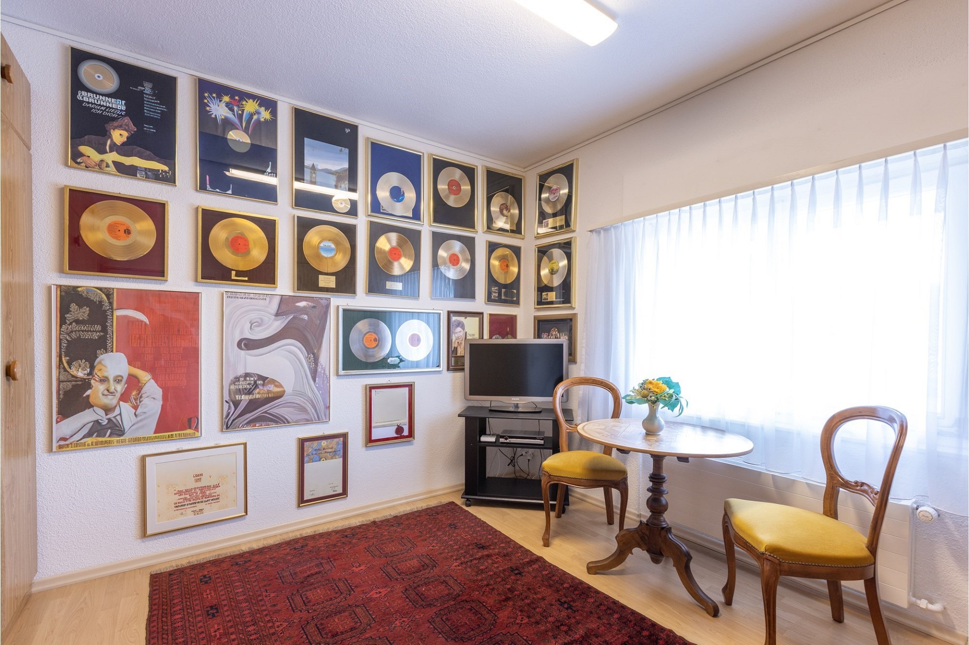 Musikzimmer mit Wanddekoration und Sitzecke