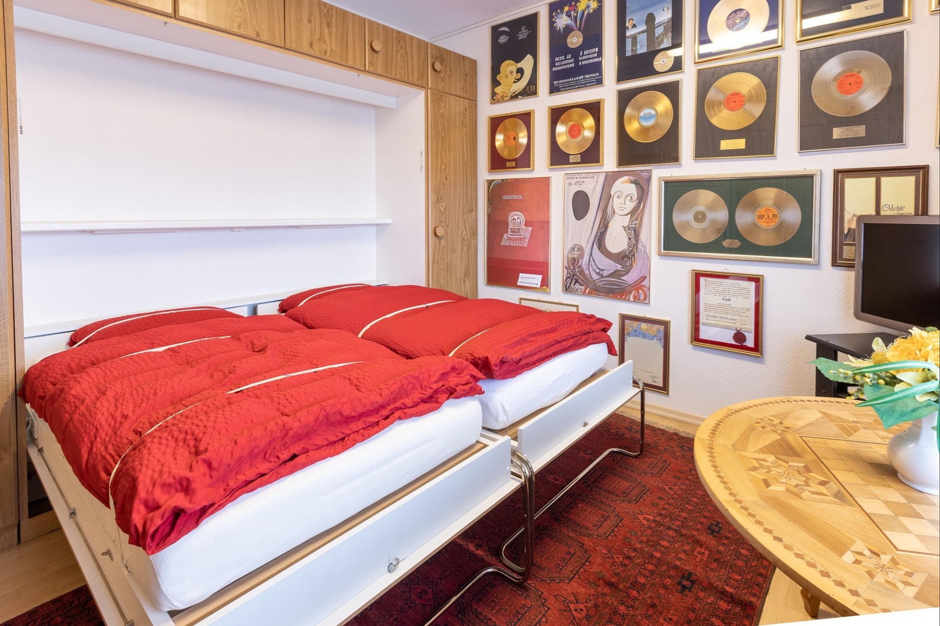 Kleines Schlafzimmer mit Doppelbett und Wanddekoration