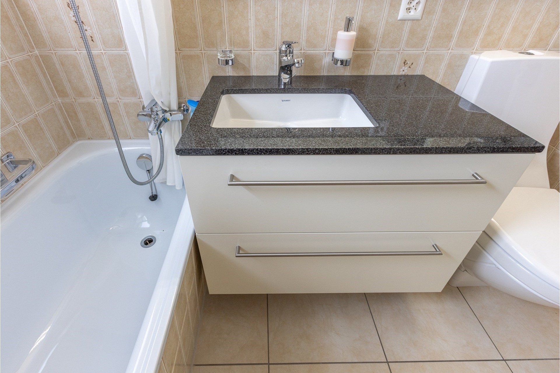 Badezimmer mit Wanne und Waschtisch