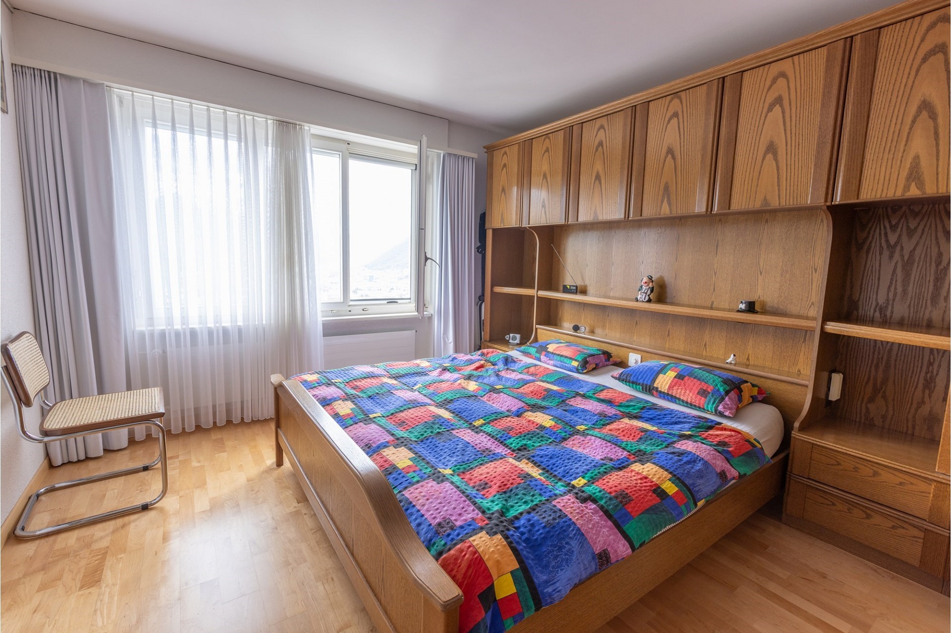 Schlafzimmer mit Holzverkleidung