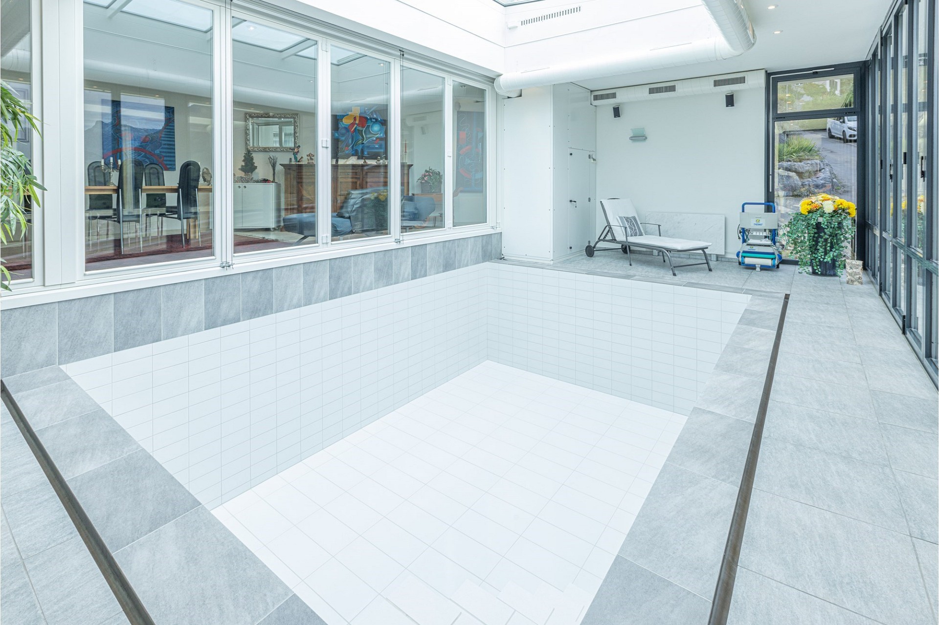 Innenpoolbereich mit verglastem Loungebereich