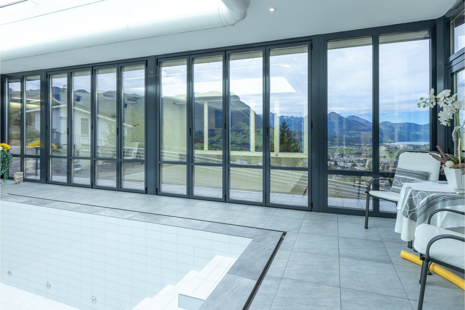 Innenpool mit Panoramafenstern