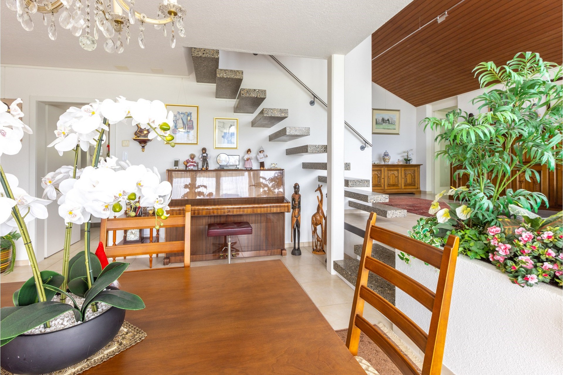 Eingangsbereich mit Treppe und Klavier