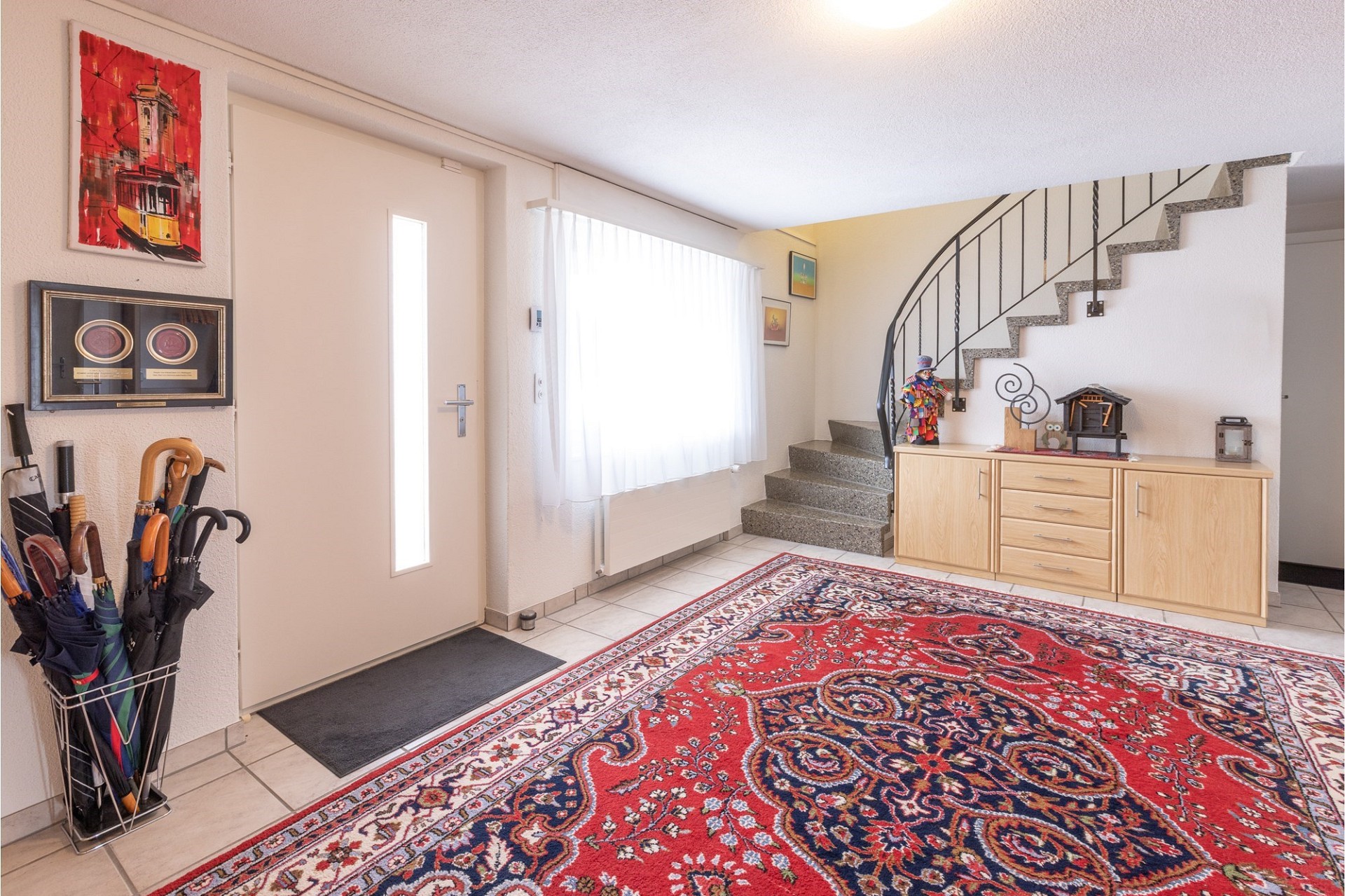 Eingangsbereich mit Treppe und dekorativem Teppich