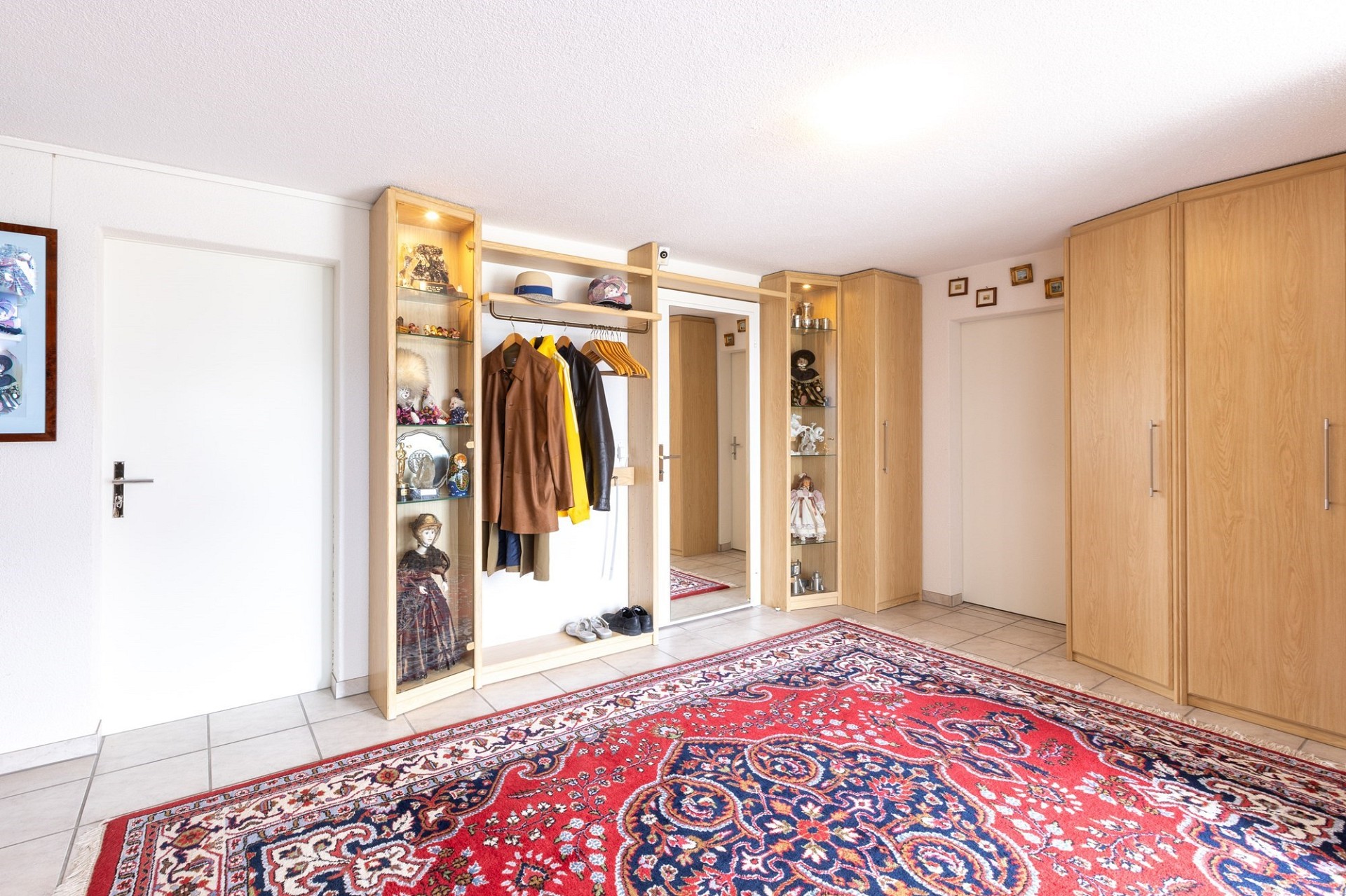 Heller Flur mit Garderobe und Einbauschränken