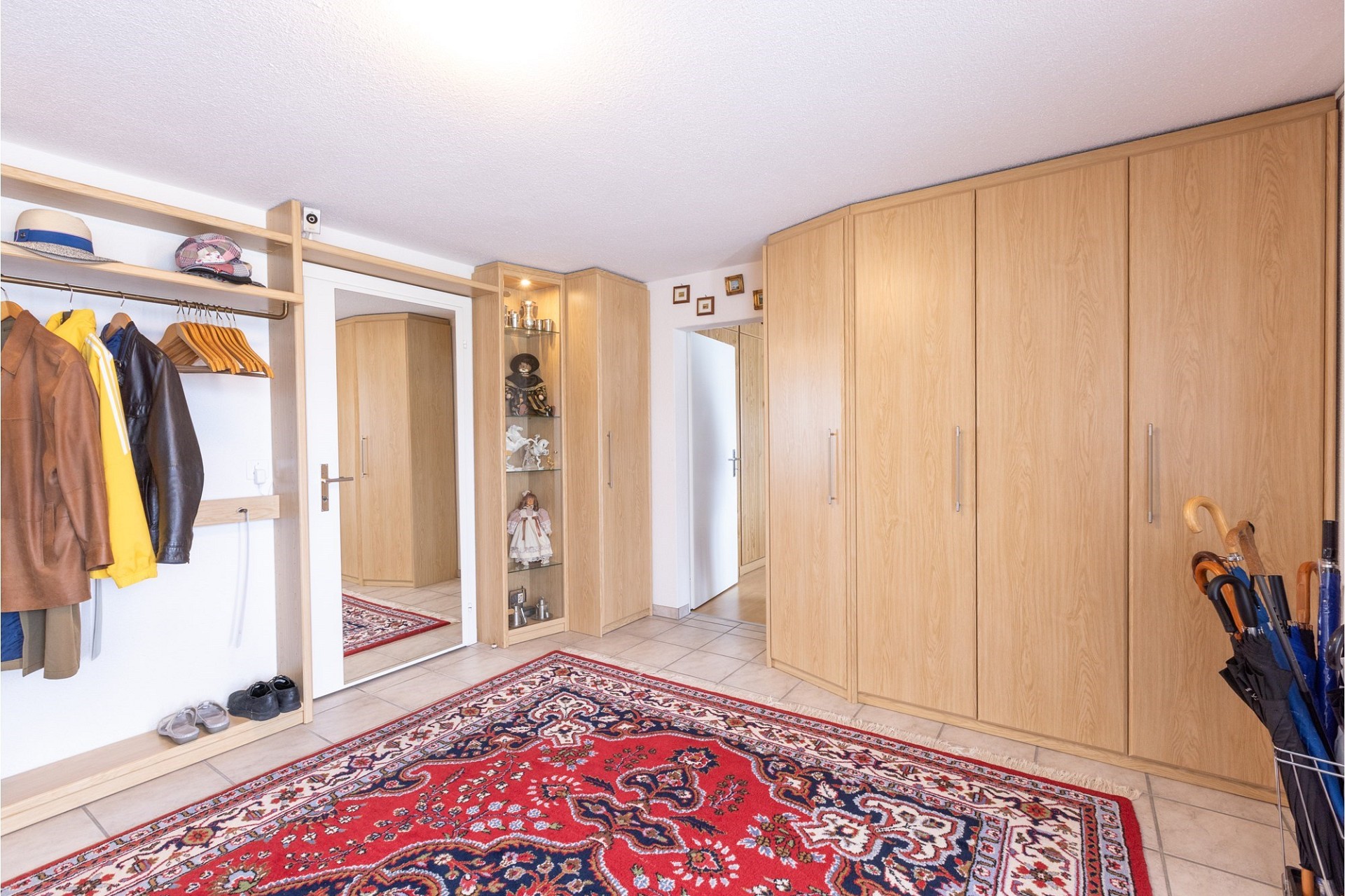 Geräumige Garderobe mit Einbauschränken