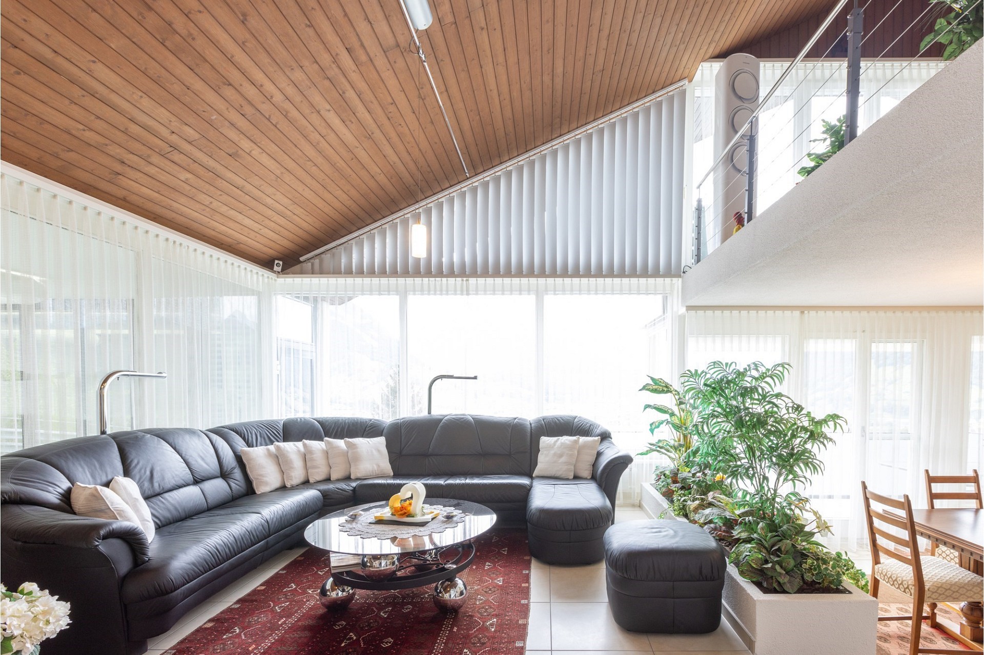 Helles Wohnzimmer mit hoher Holzdecke